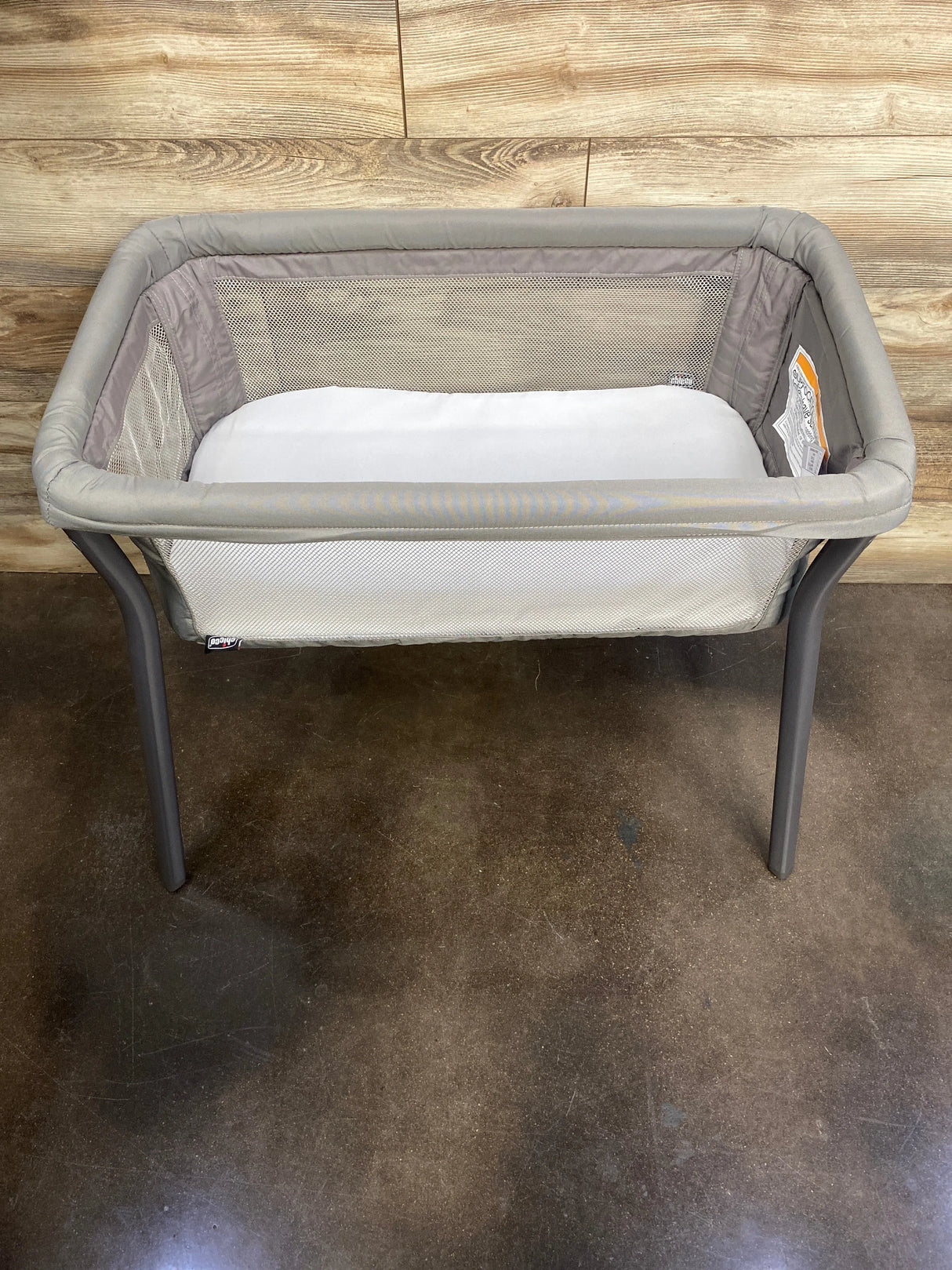 NEW Chicco LullaGo Anywhere Portable Bassinet in Sandstone