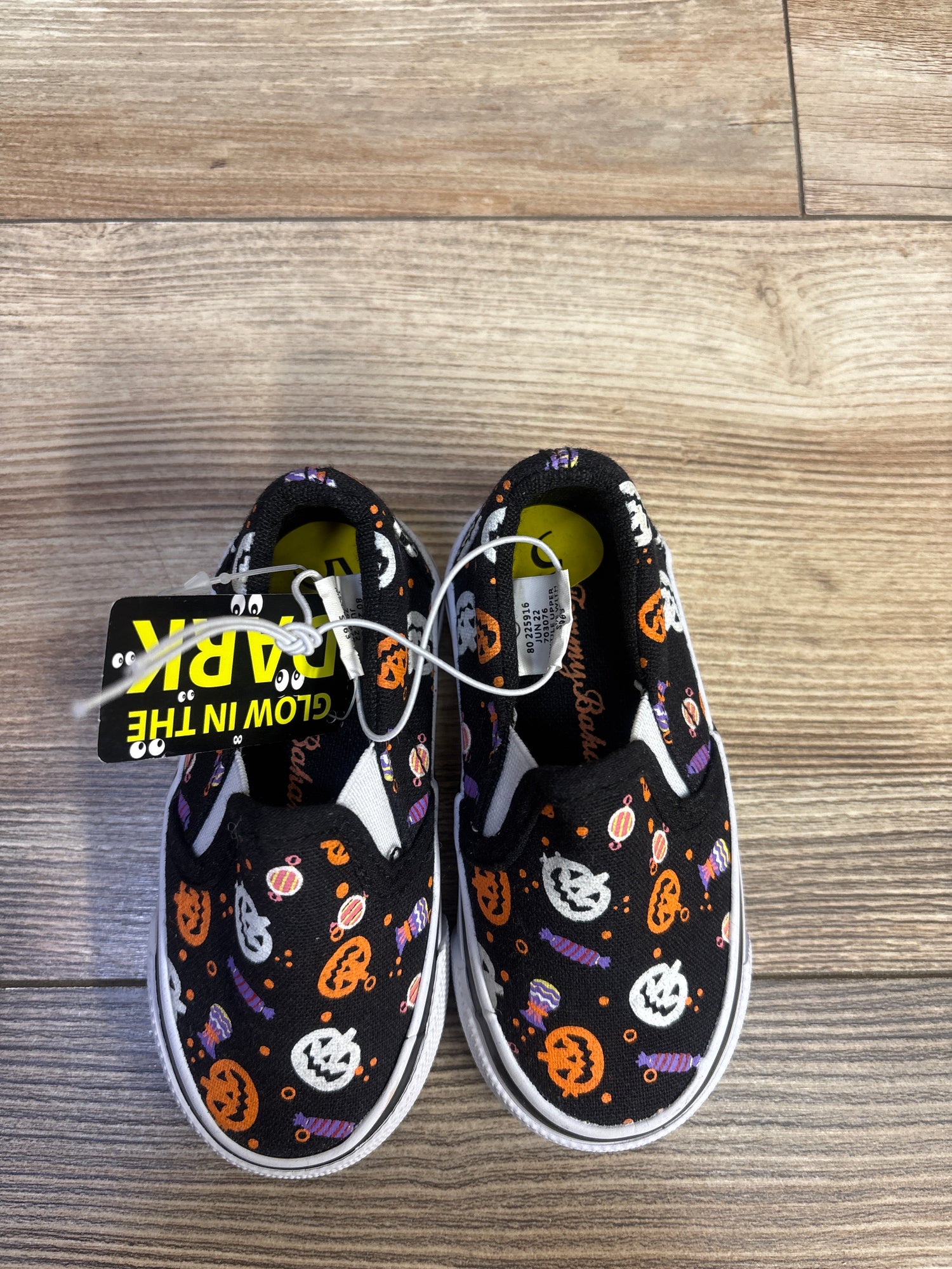NEW Tommy Bahama Glow in The Dark Halloween Sneakers Black sz 5c