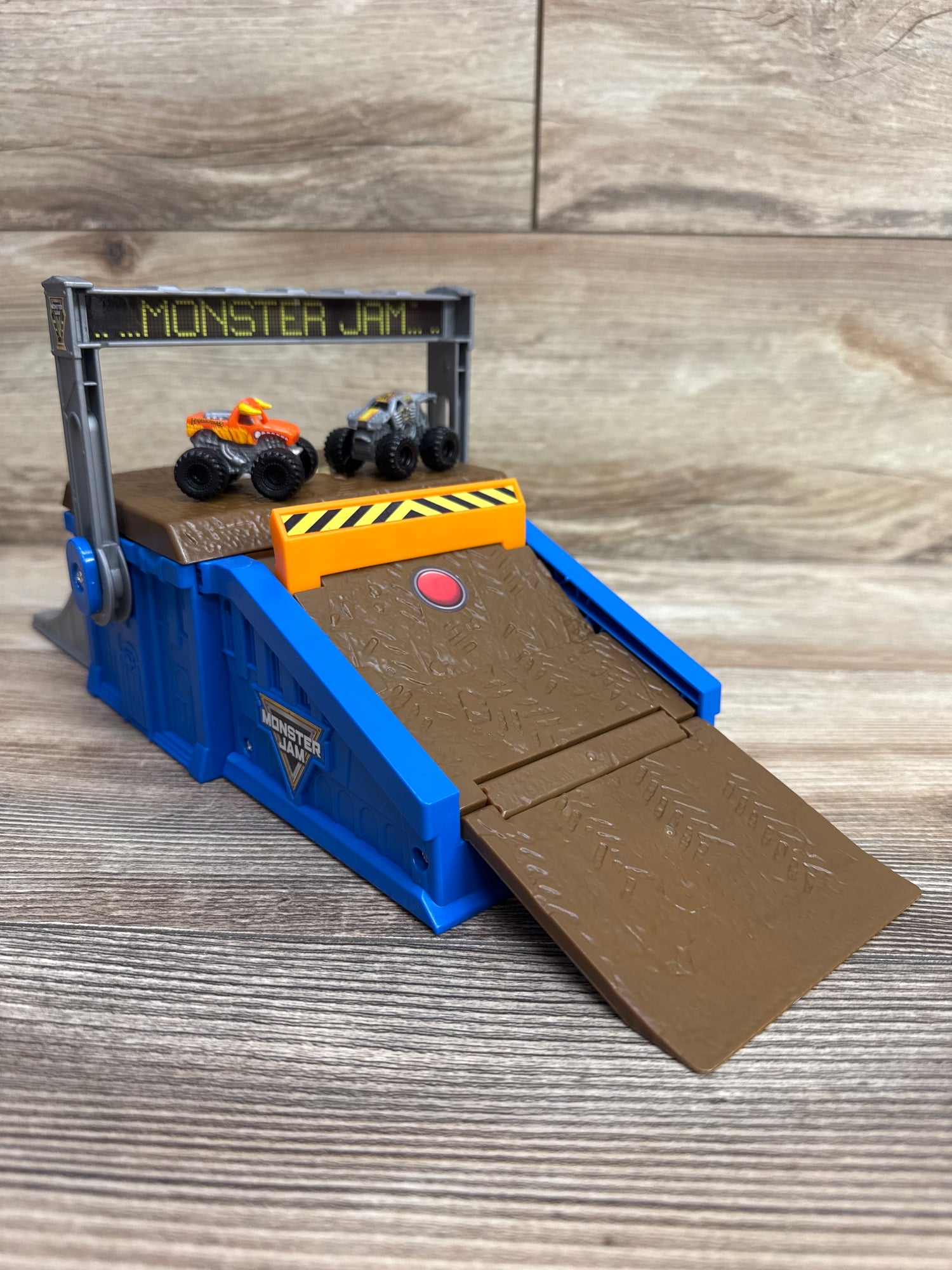 Monster Jam Freestyle Flip Playset with 2 Vehicles