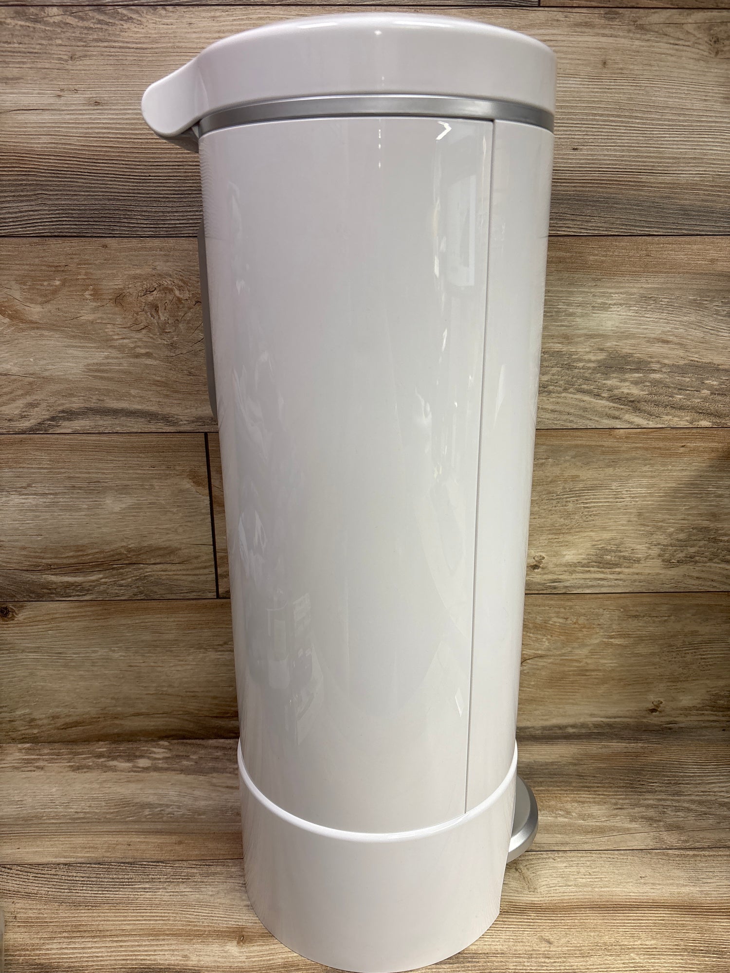 Munchkin STEP Diaper Pail, Powered by Arm & Hammer w/ Snap, Seal, & Toss Refills
