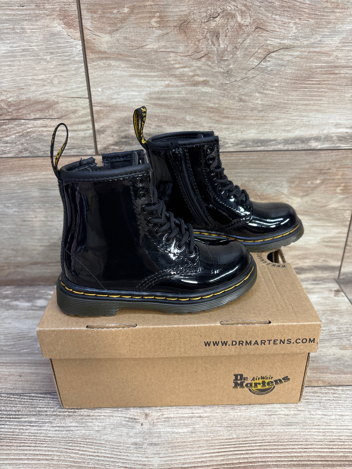 NEW Dr. Martens Lace Up Boots in Patent Leather Black sz 8c