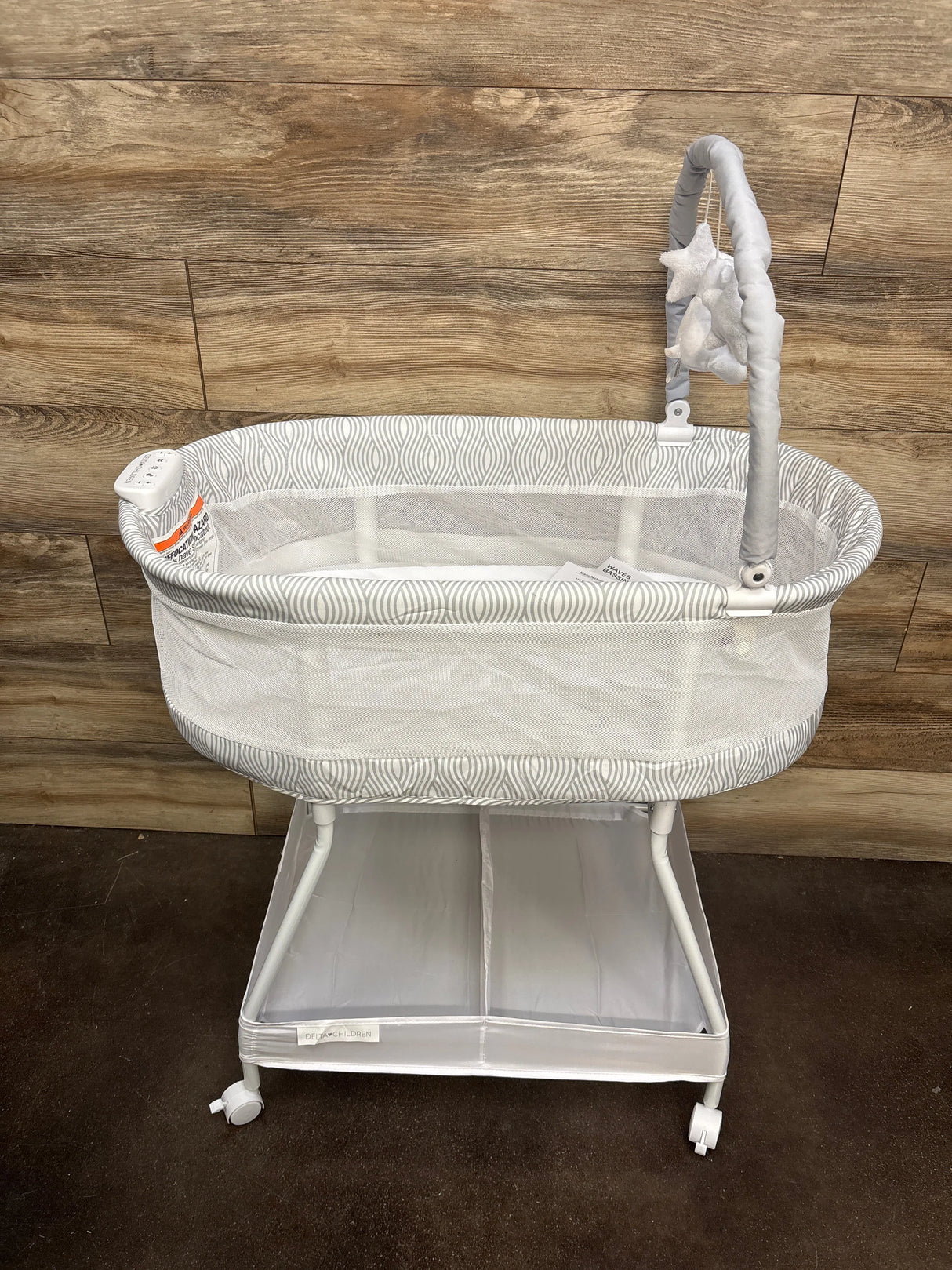 NEW Delta Children Curve Bassinet in White and Gray