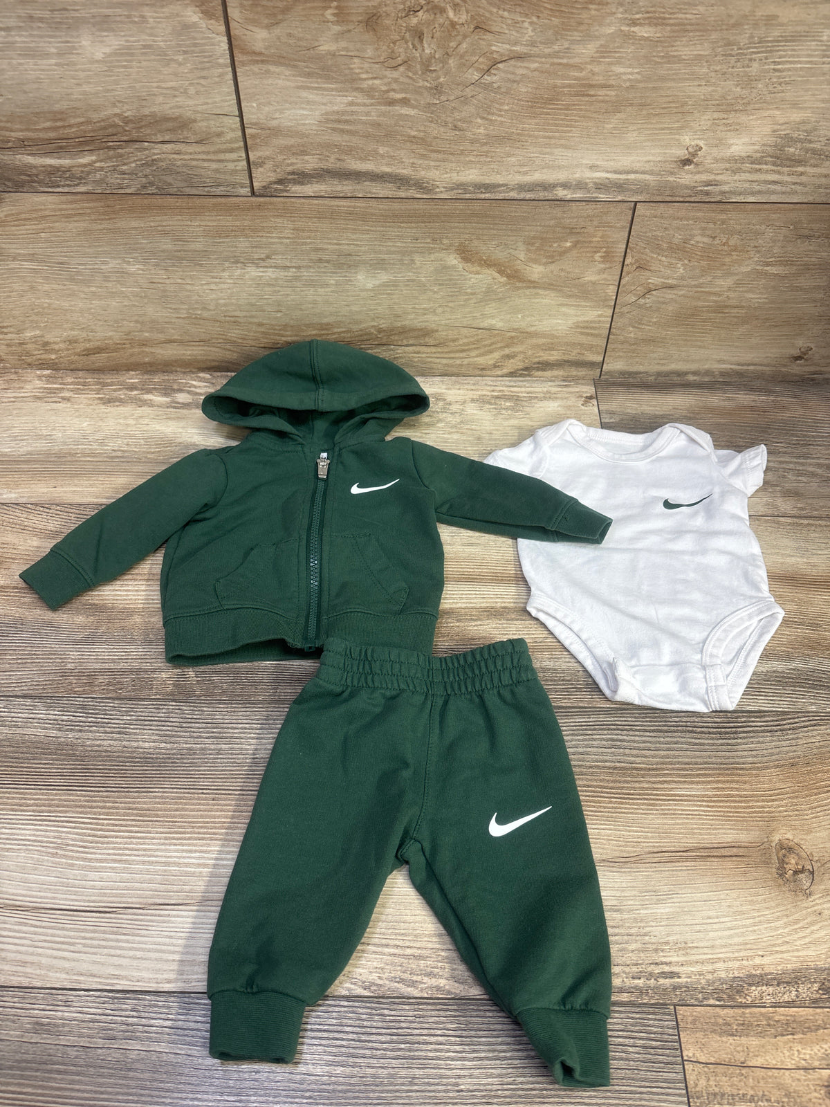Nike 3pc Zip-Up Jacket, Bodysuit, & Joggers Set Green sz Newborn