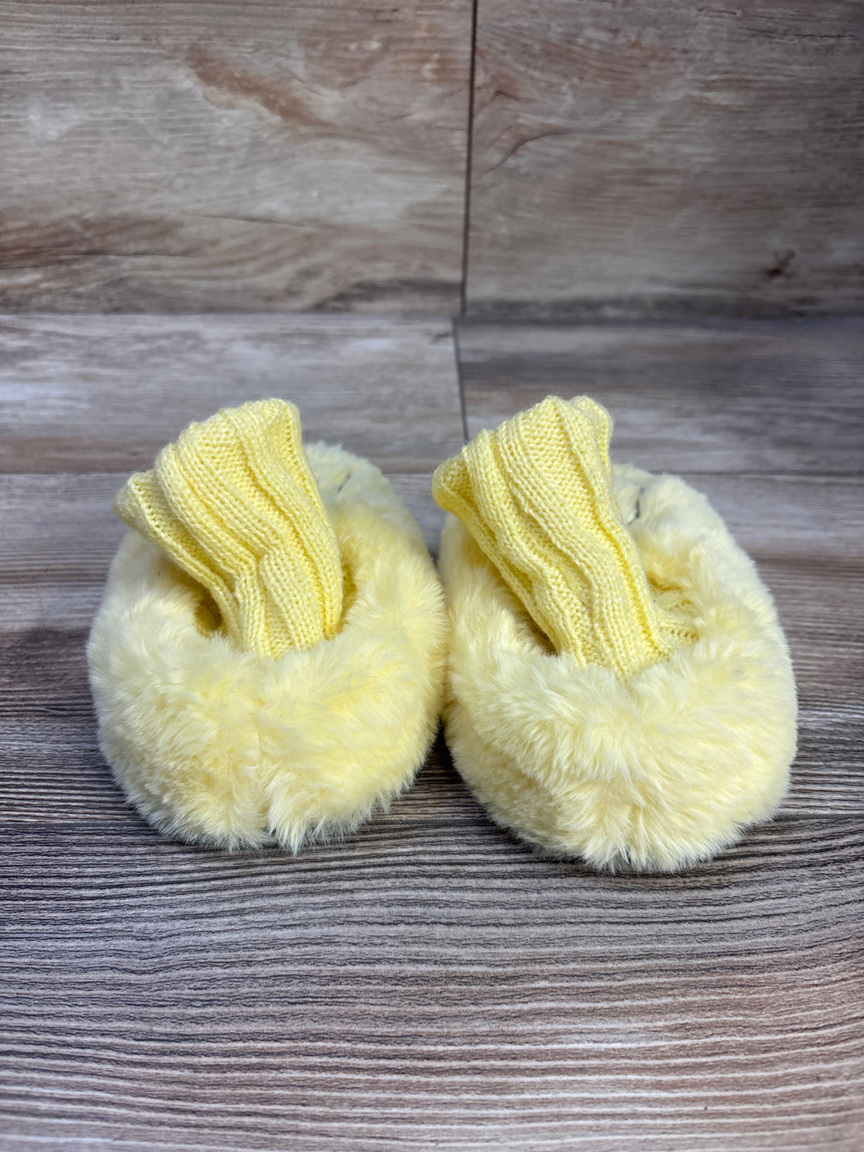 Winnie The Pooh Slippers Yellow sz 9/10c