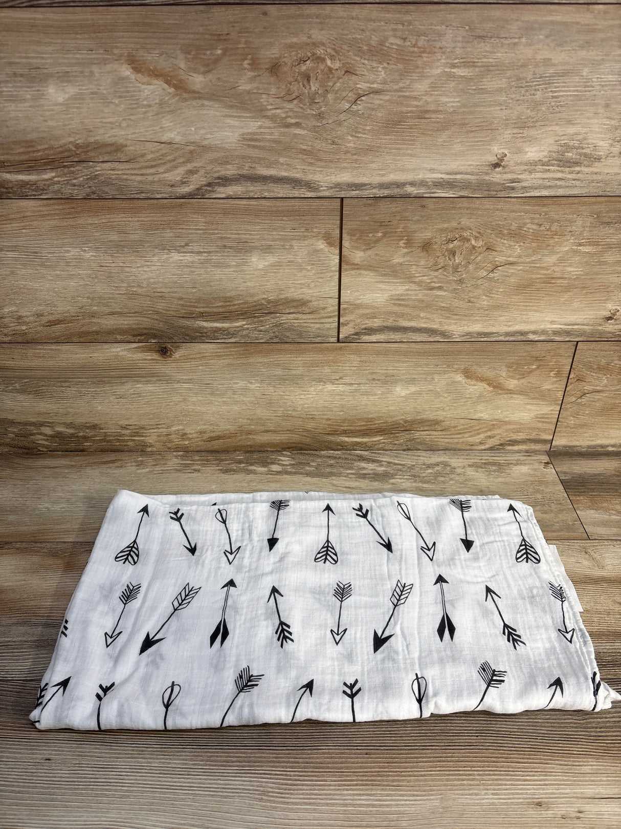 Upsimples Bamboo Swaddle Blanket, Arrow Print White