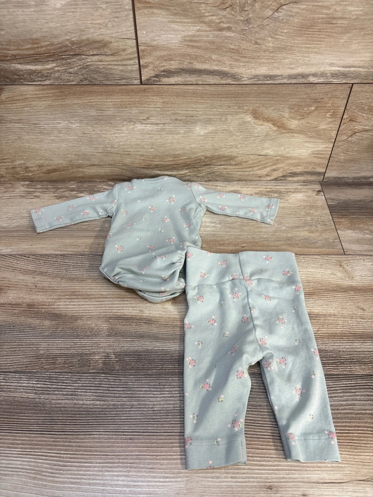 Baby girl floral 2-piece outfit with long sleeve top and pants, soft mint green, perfect for newborns and infants