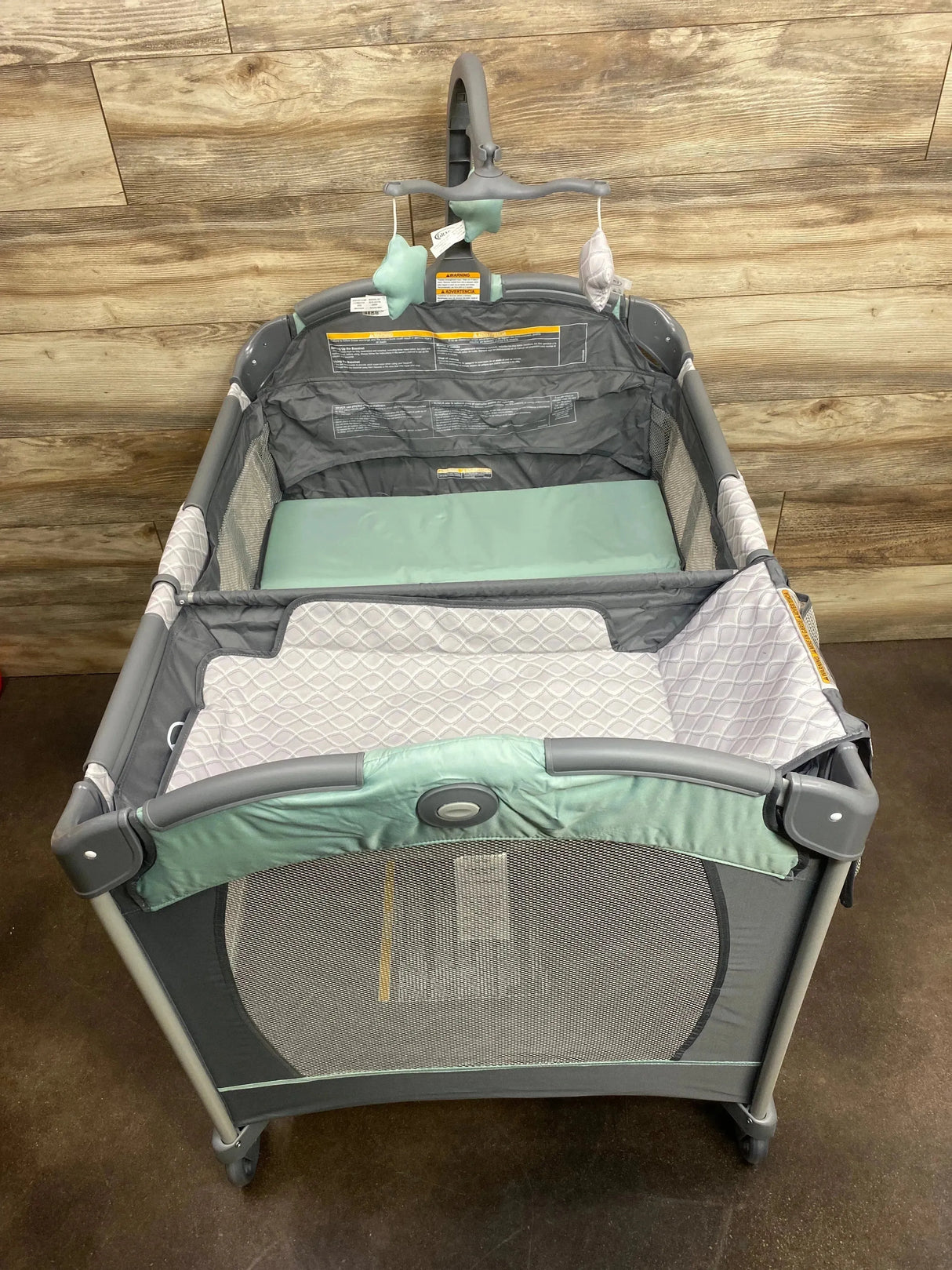 NEW Graco Pack 'n Play Change 'n Carry Playard in Manor