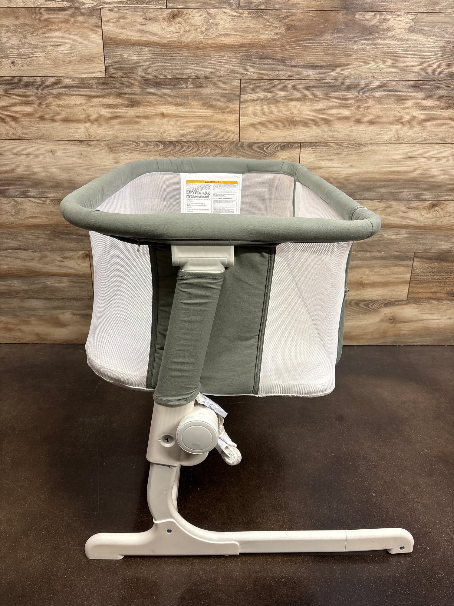 Baby Delight Beside Me Dreamer Bedside Bassinet in Sage