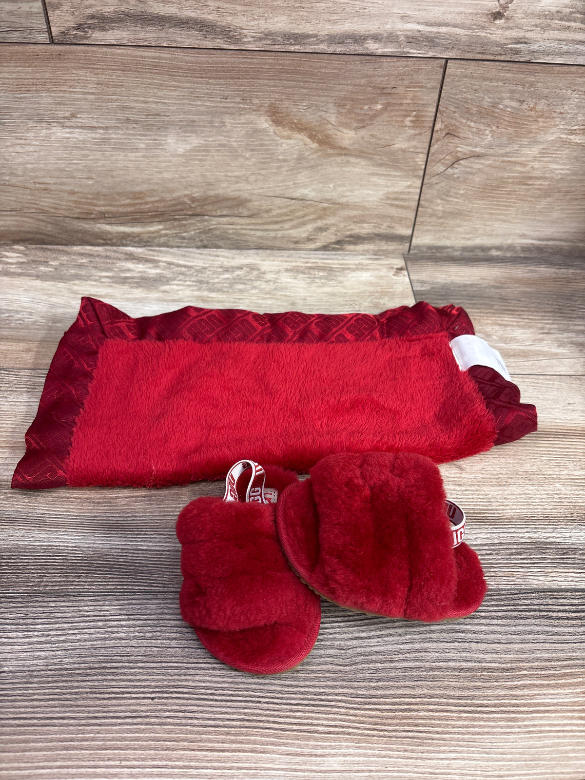 UGG 2pc Fluff Yeah Slides & Baby Blanket in Red sz 4/5c