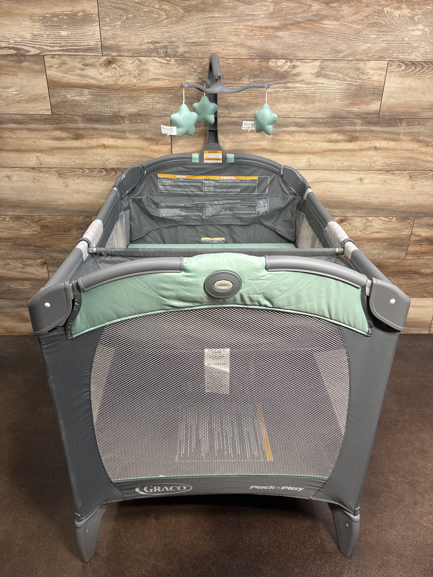 Graco Pack 'n Play Change 'n Carry Playard in Manor*