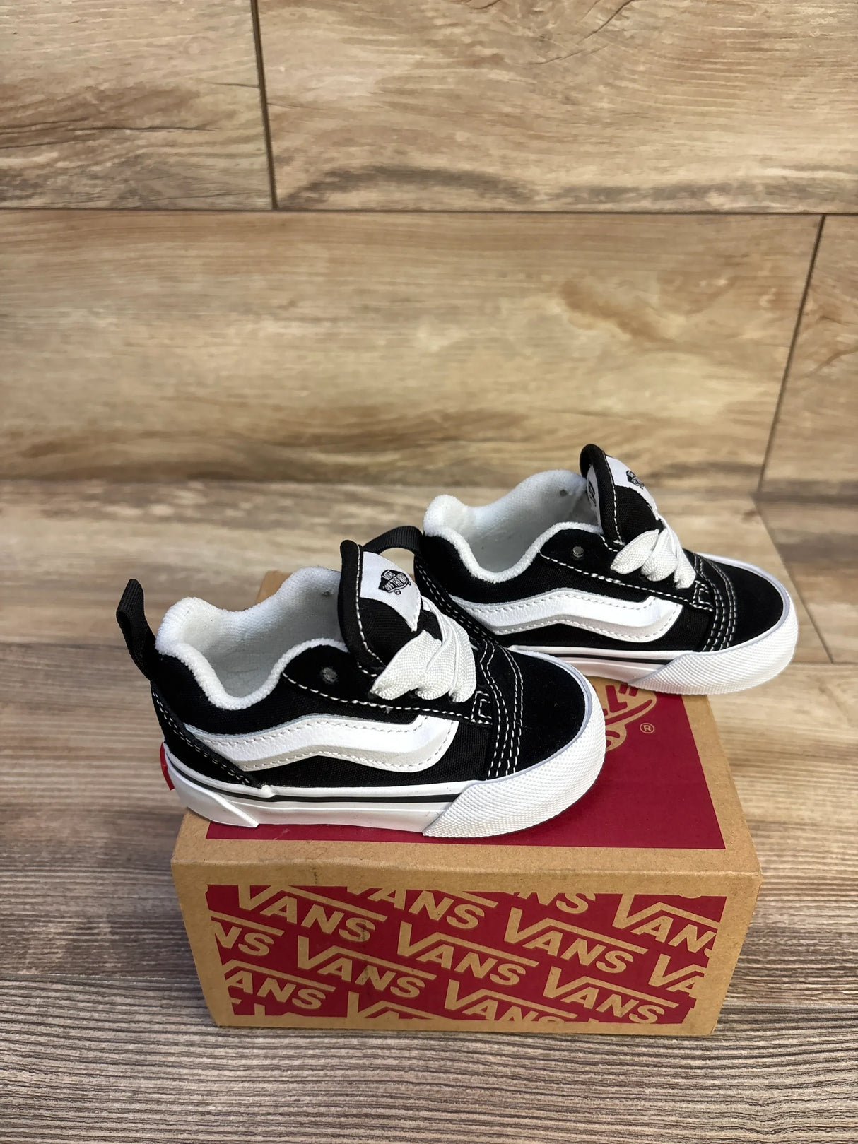 NEW Vans Knu Skool Elastic Lace Sneakers Black/True White sz 4c