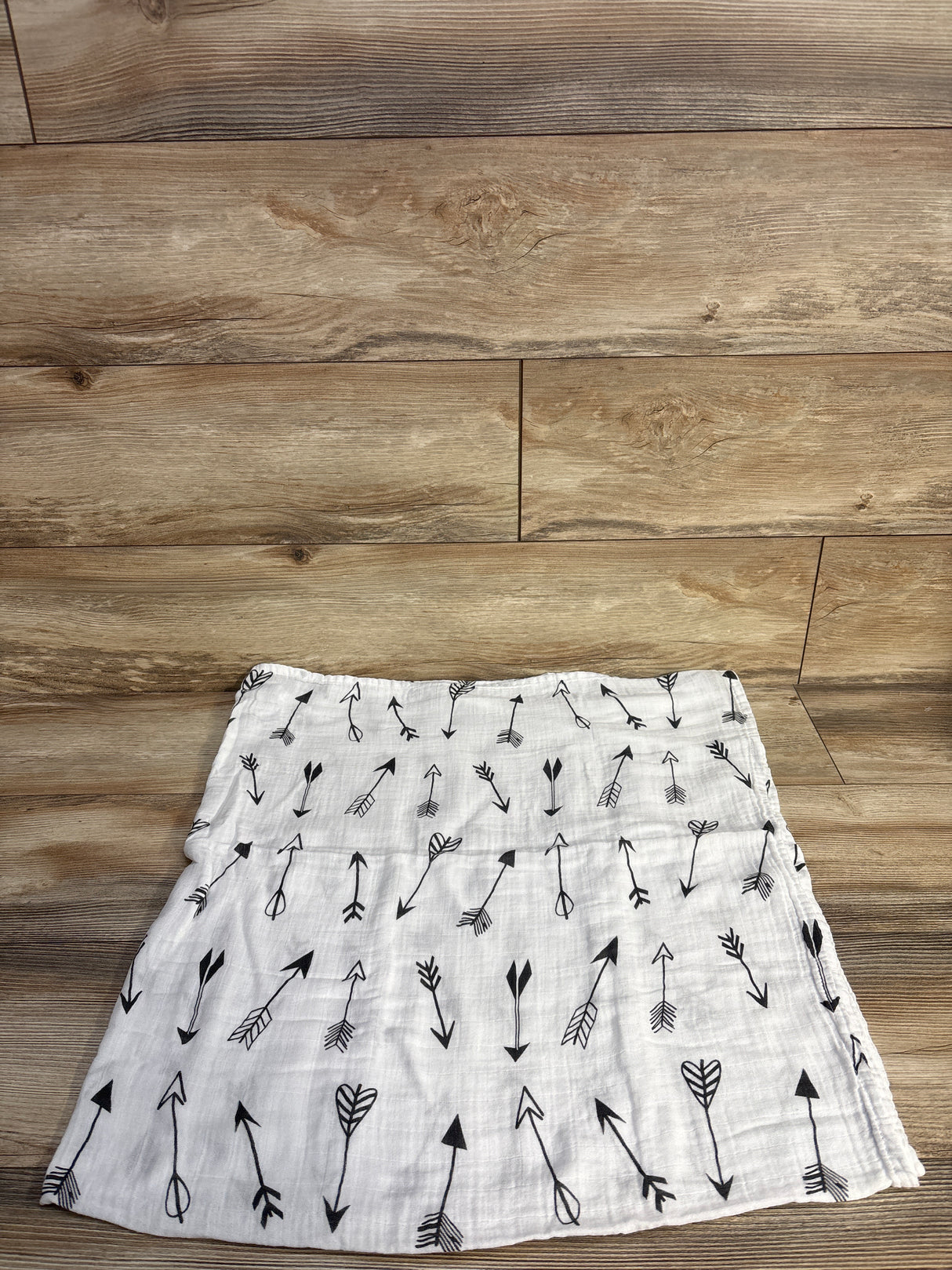Upsimples Bamboo Swaddle Blanket, Arrow Print White