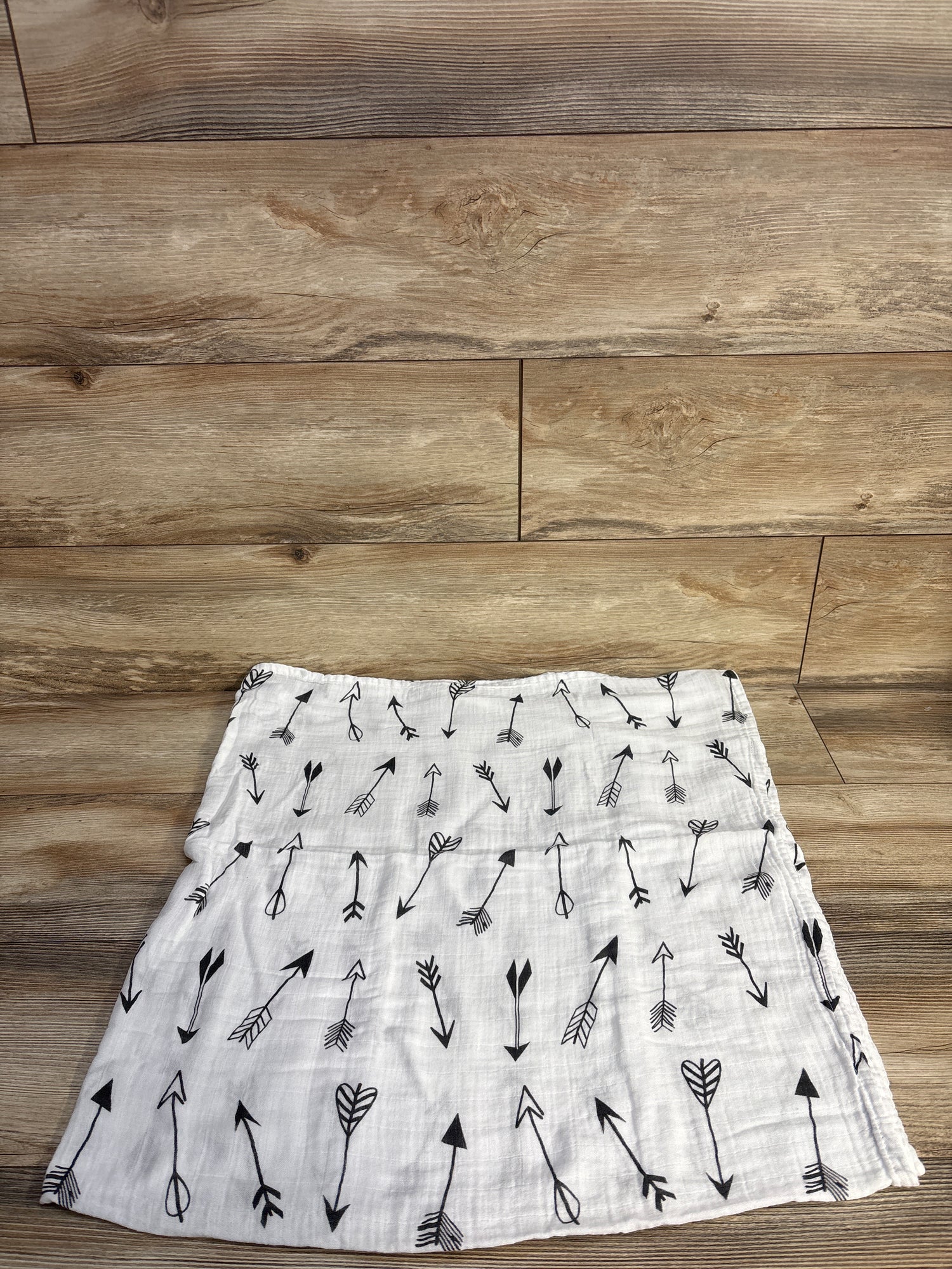Upsimples Bamboo Swaddle Blanket, Arrow Print White