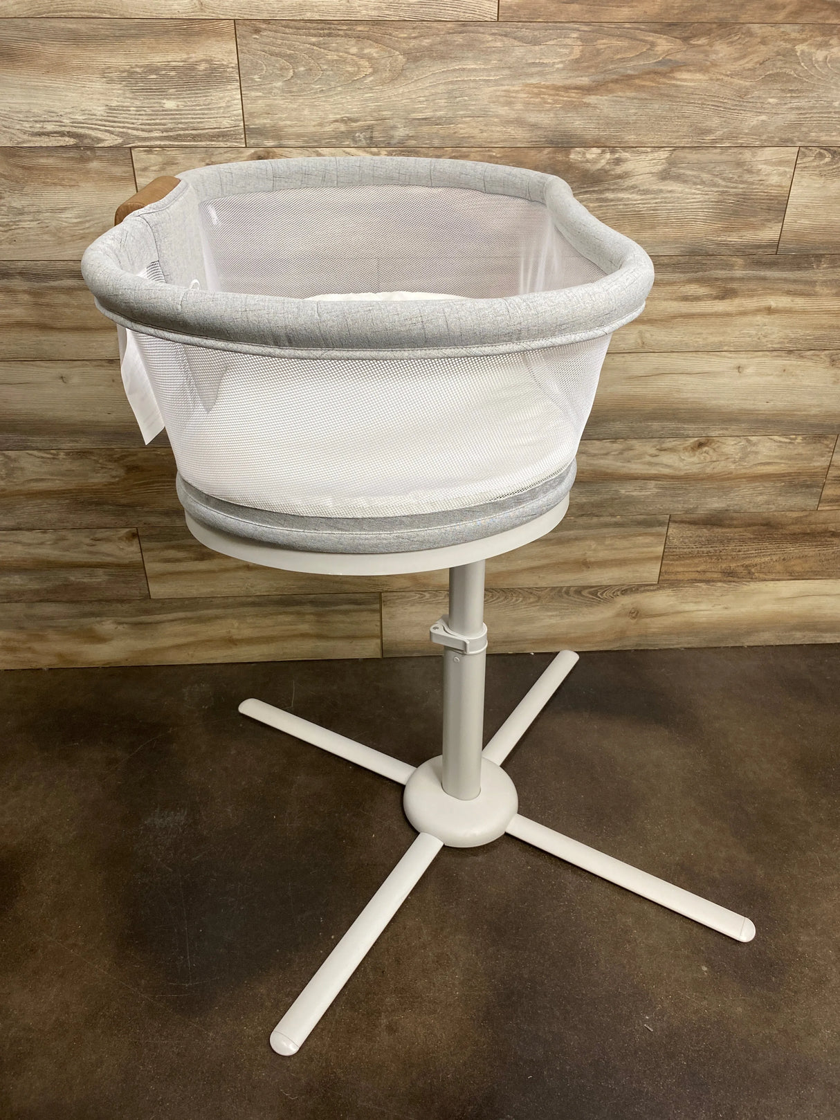 HALO Innovations BassiNest Swivel Sleeper Luxe in Dove Gray Tweed