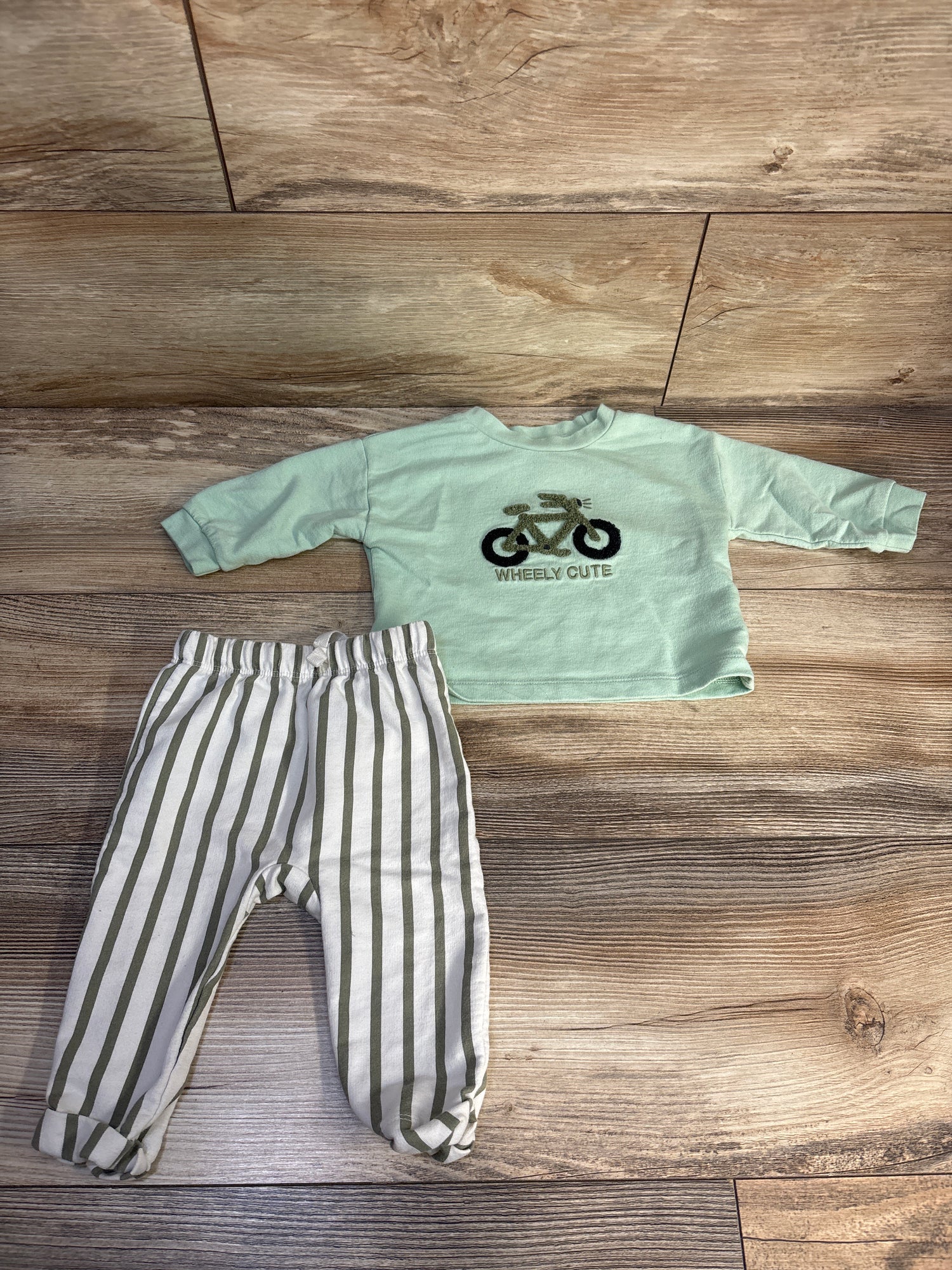 Cat & Jack 2pc Wheely Cute Set Green sz 3-6m