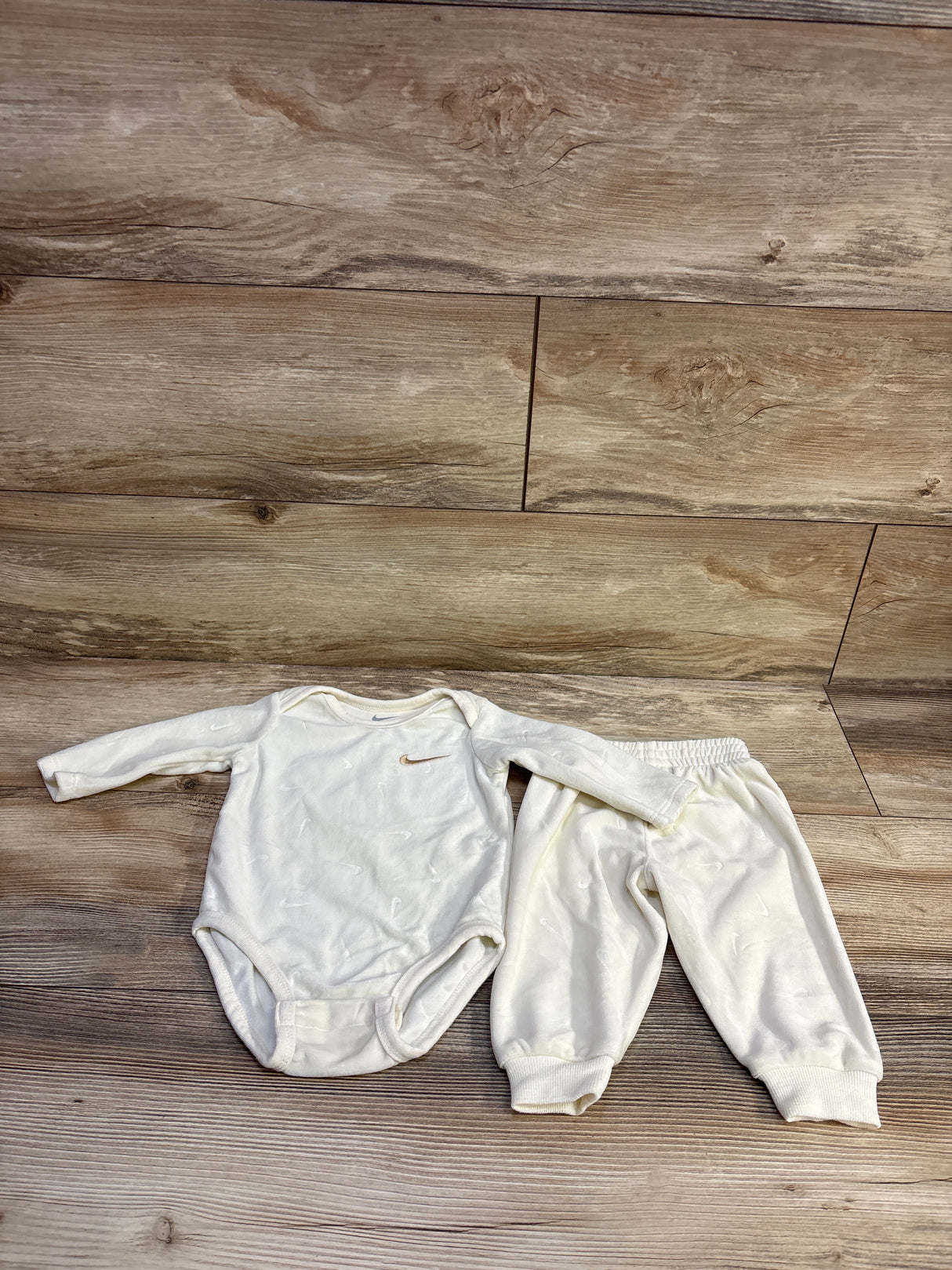 Nike 2pc Velour Long Sleeve Bodysuit & Joggers Set Cream sz 6m