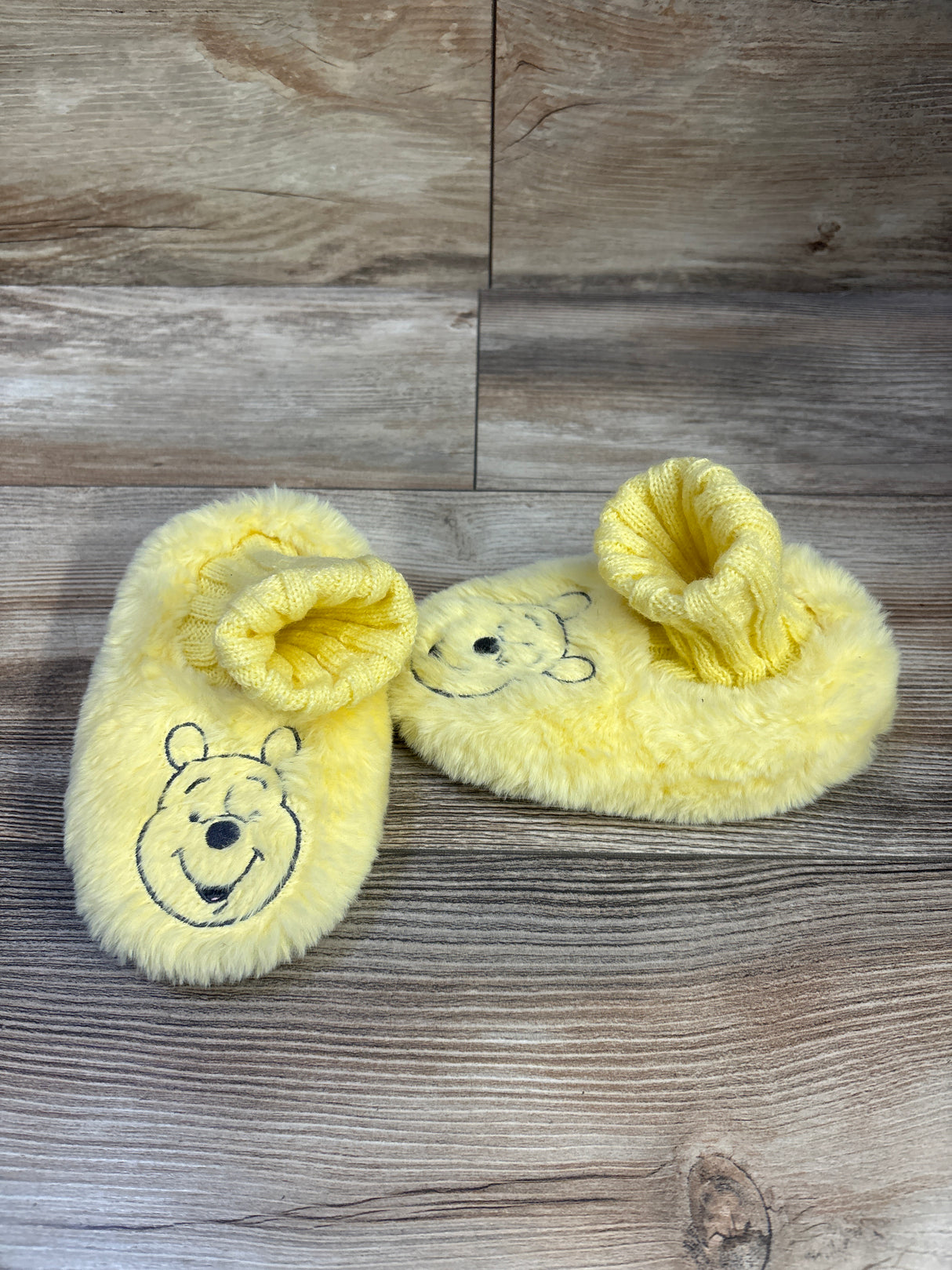 Winnie The Pooh Slippers Yellow sz 9/10c