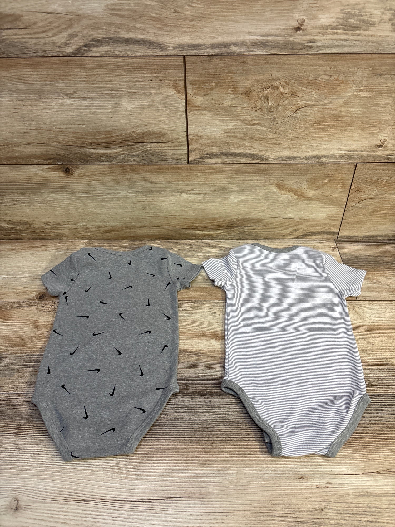 Nike 2pk Bodysuits Grey sz 18m