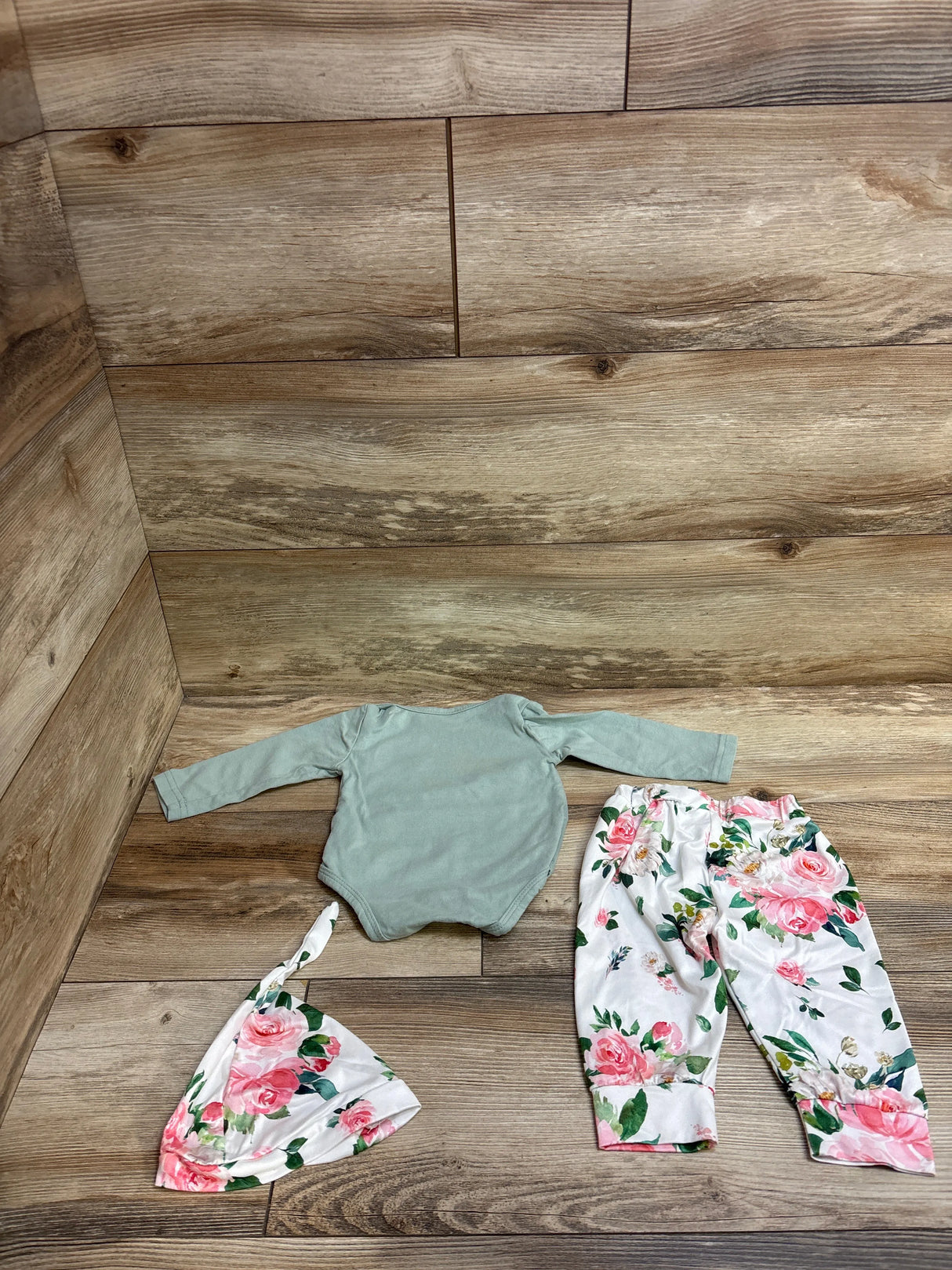 3pc Long Sleeve Bodysuit & Floral Bottoms Set Green sz 0-3m