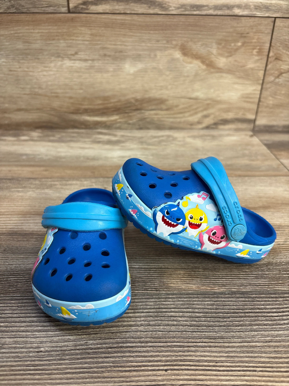 Crocs Fun Lab Baby Shark Band Clog, Blue sz 6c