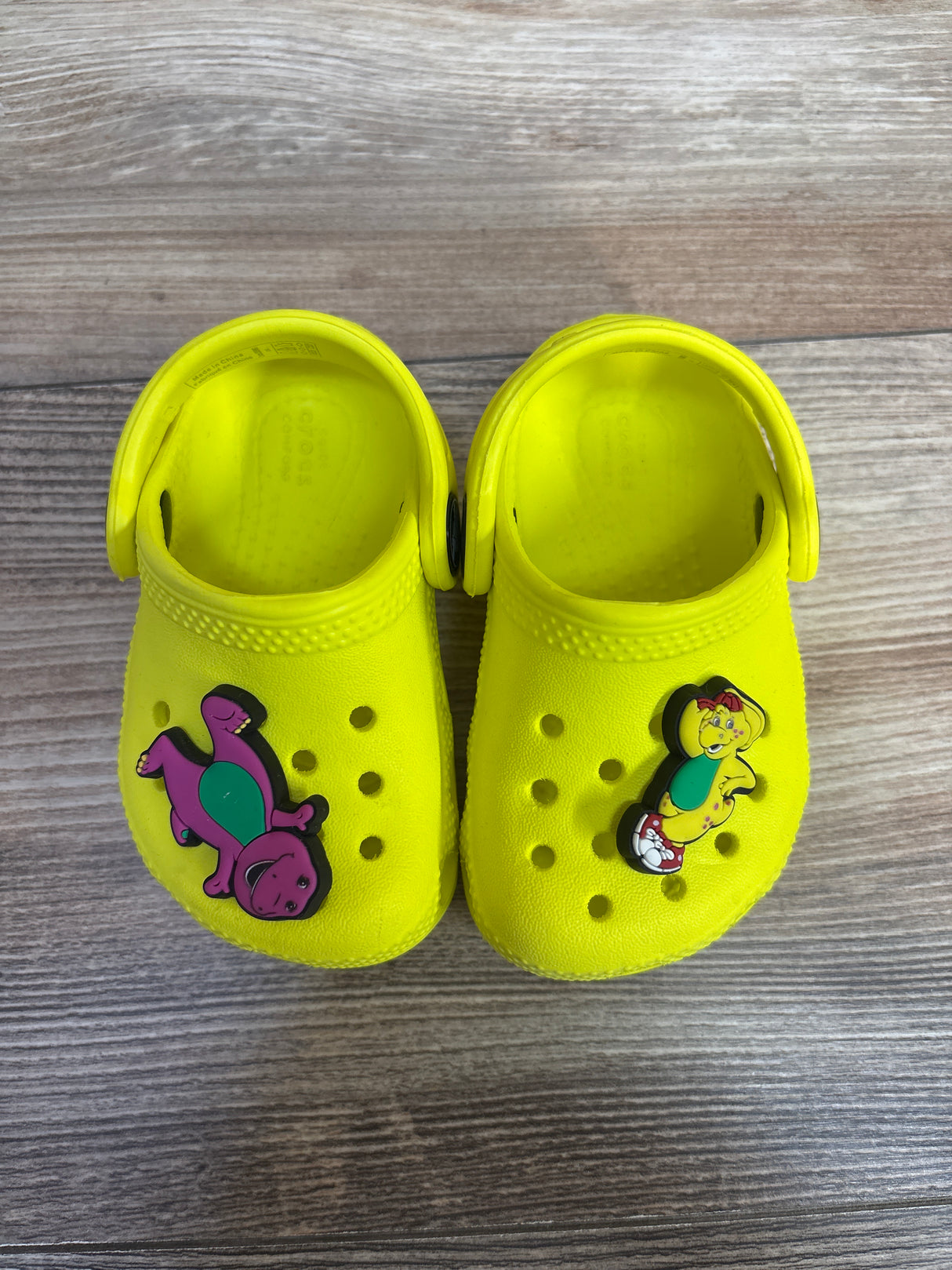 Crocs Classic Clogs w/ Barney Jibbitz Yellow sz 4c