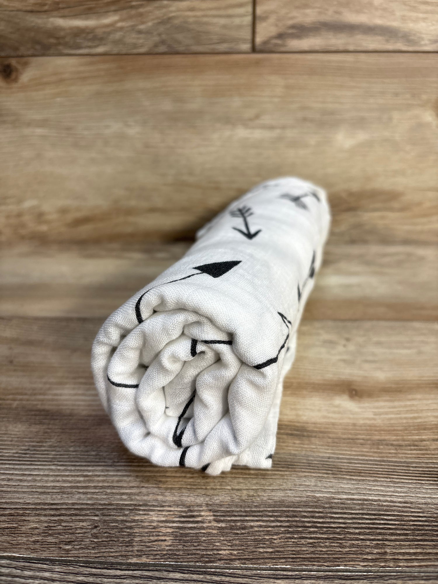 Upsimples Bamboo Swaddle Blanket, Arrow Print White