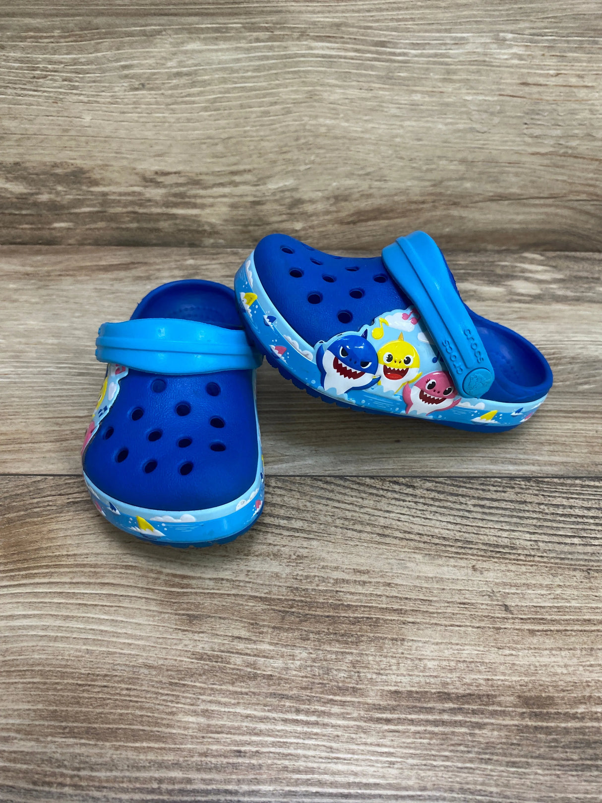 Crocs Baby Shark Clogs sz 6c