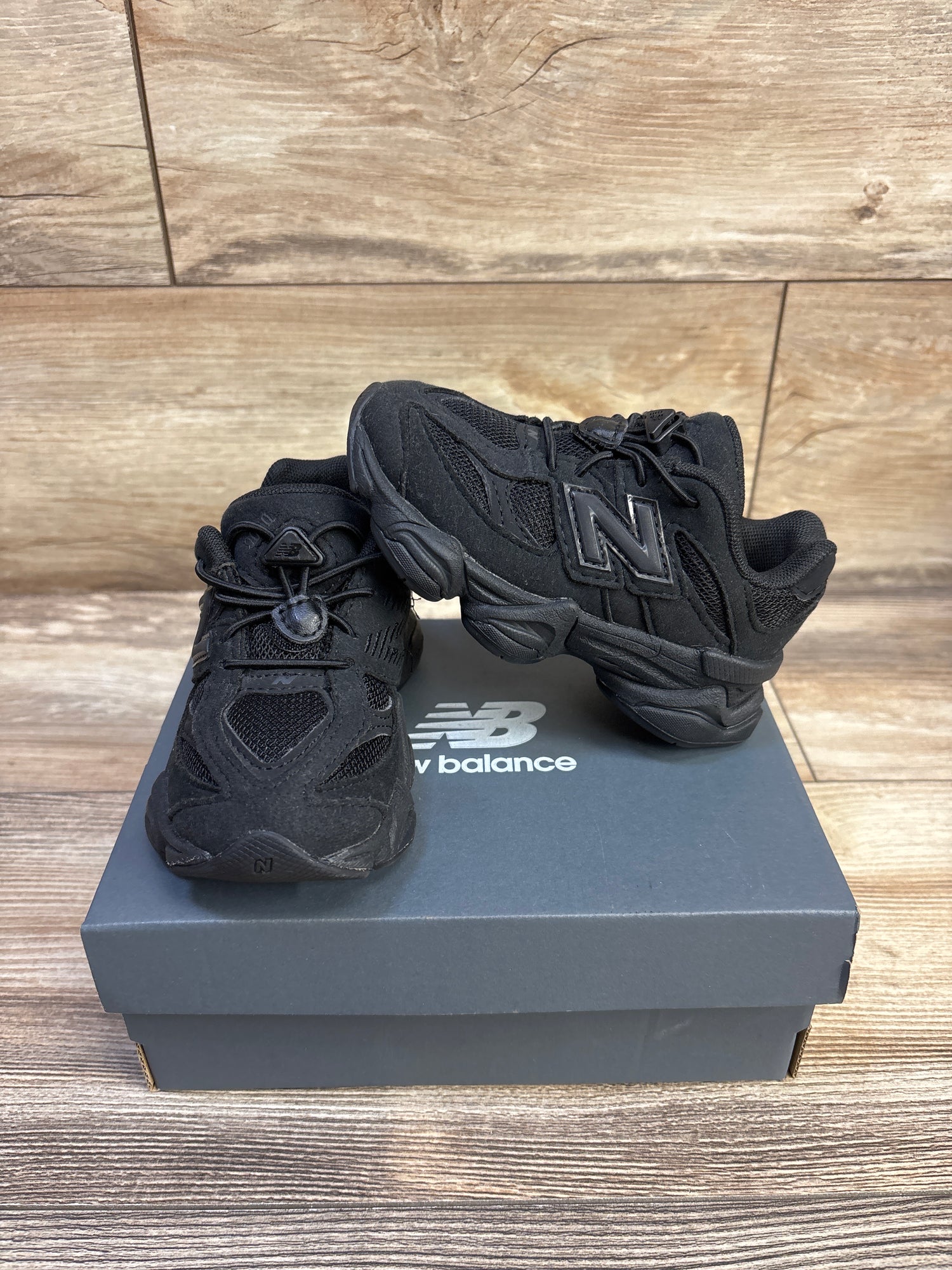 NEW New Balance 9060 Sneakers in Black sz 7.5c