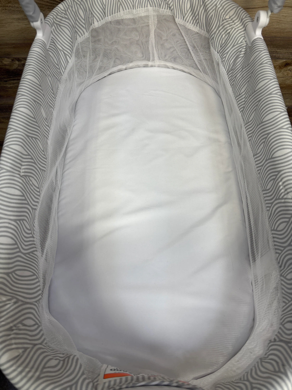 NEW Delta Children Curve Bassinet in White and Gray
