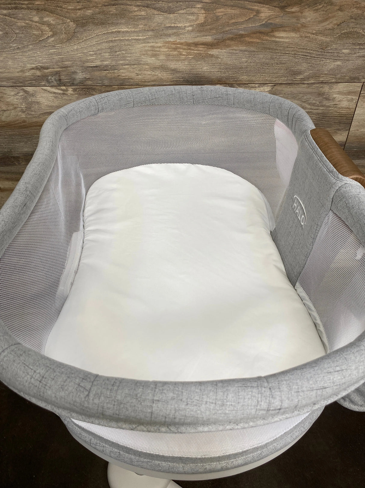 HALO Innovations BassiNest Swivel Sleeper Luxe in Dove Gray Tweed