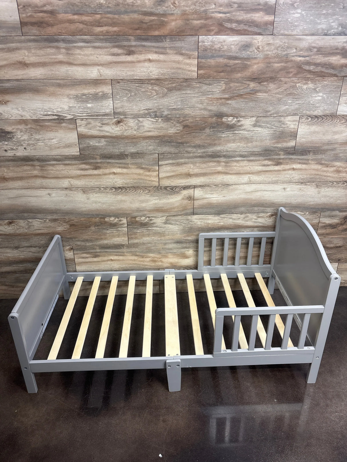Delta Children Bennett Toddler Bed in Gray