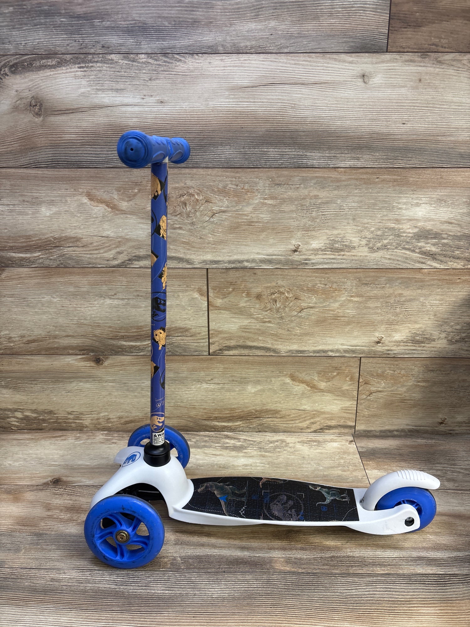 Jurassic World 3-Wheel Tilt & Turn Scooter