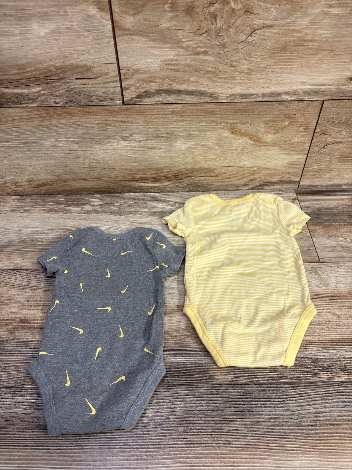 Nike 2pk Bodysuits Yellow sz 3m