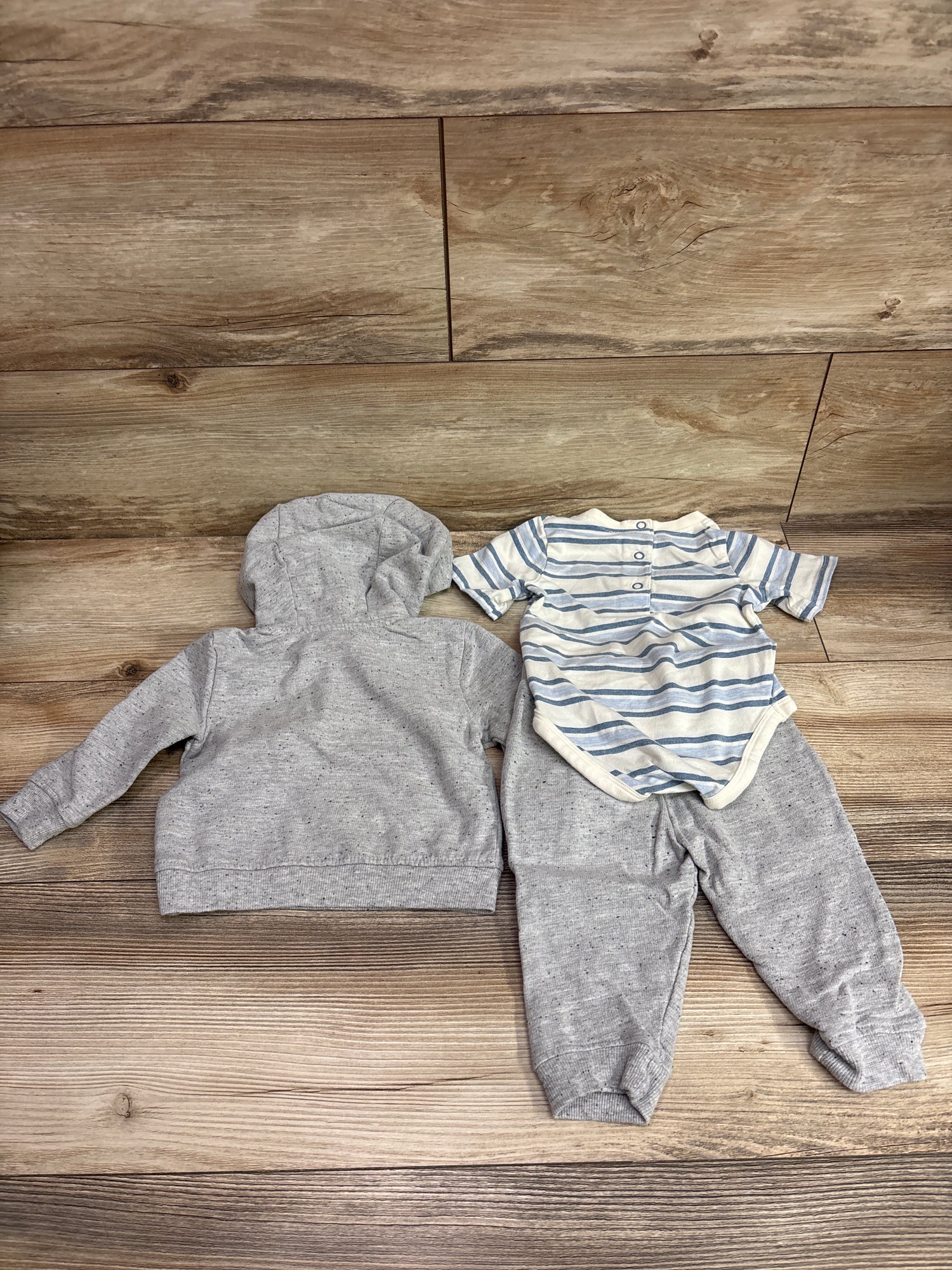 Tahari Baby 3pc Henley Hoodie, Joggers, & Bodysuit Set Grey sz 3-6m