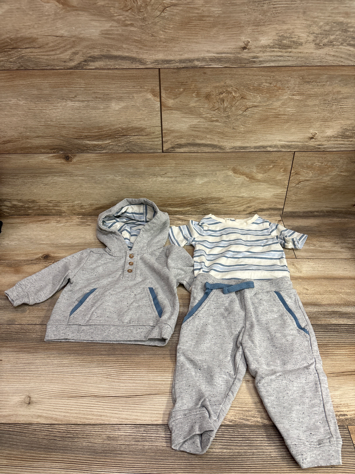Tahari Baby 3pc Henley Hoodie, Joggers, & Bodysuit Set Grey sz 3-6m