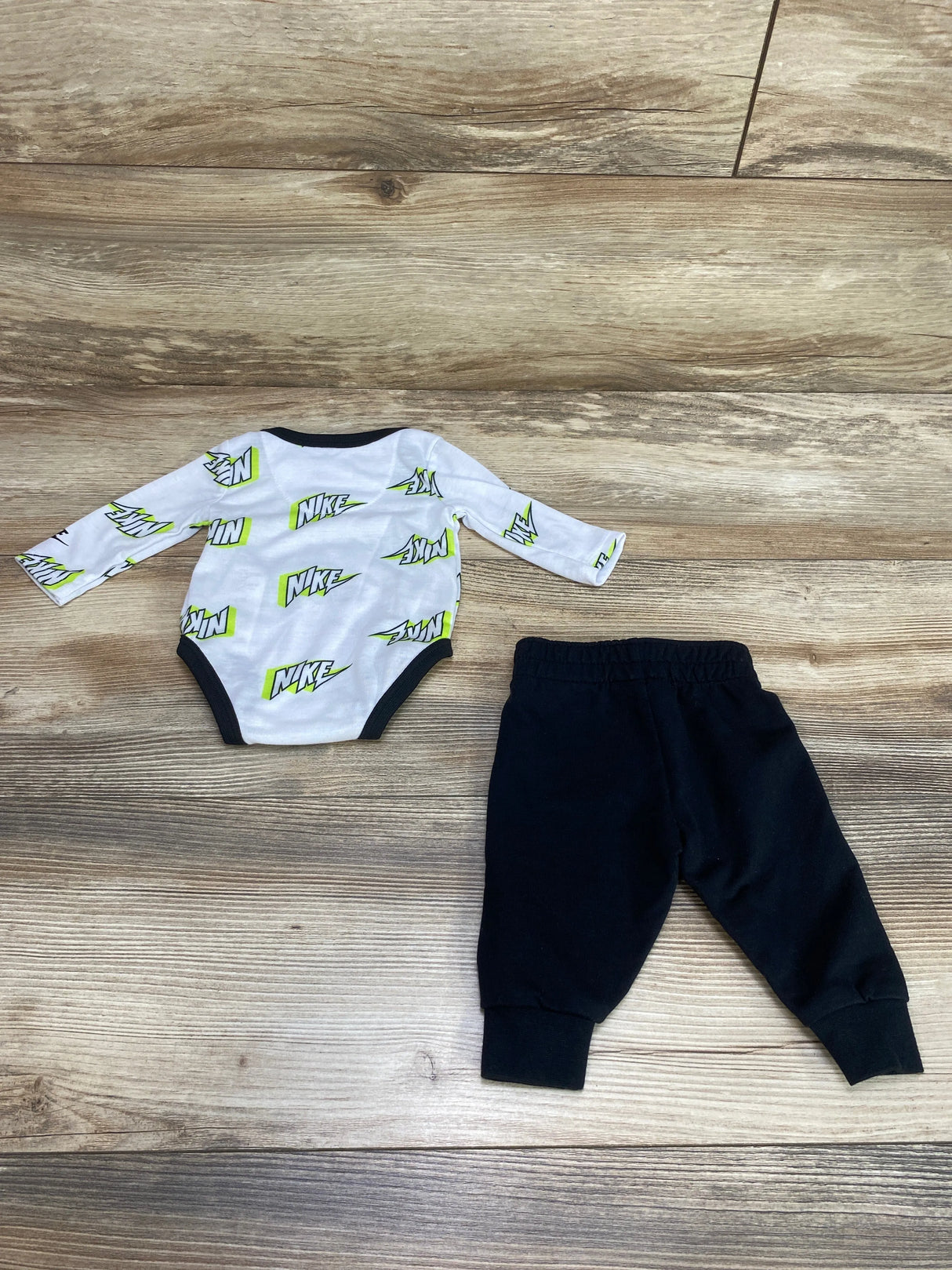 Nike 2pc Logo Bodysuit & Pants White sz Newborn