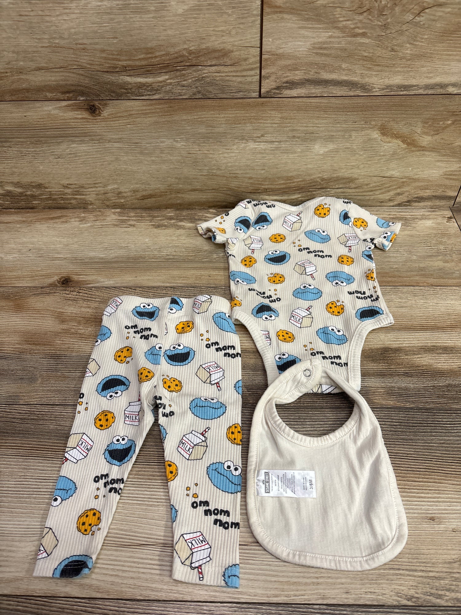 Sesame Street 3pc Ribbed Cookie Monster Bodysuit, Pants, & Bib Set Beige sz 3-6m