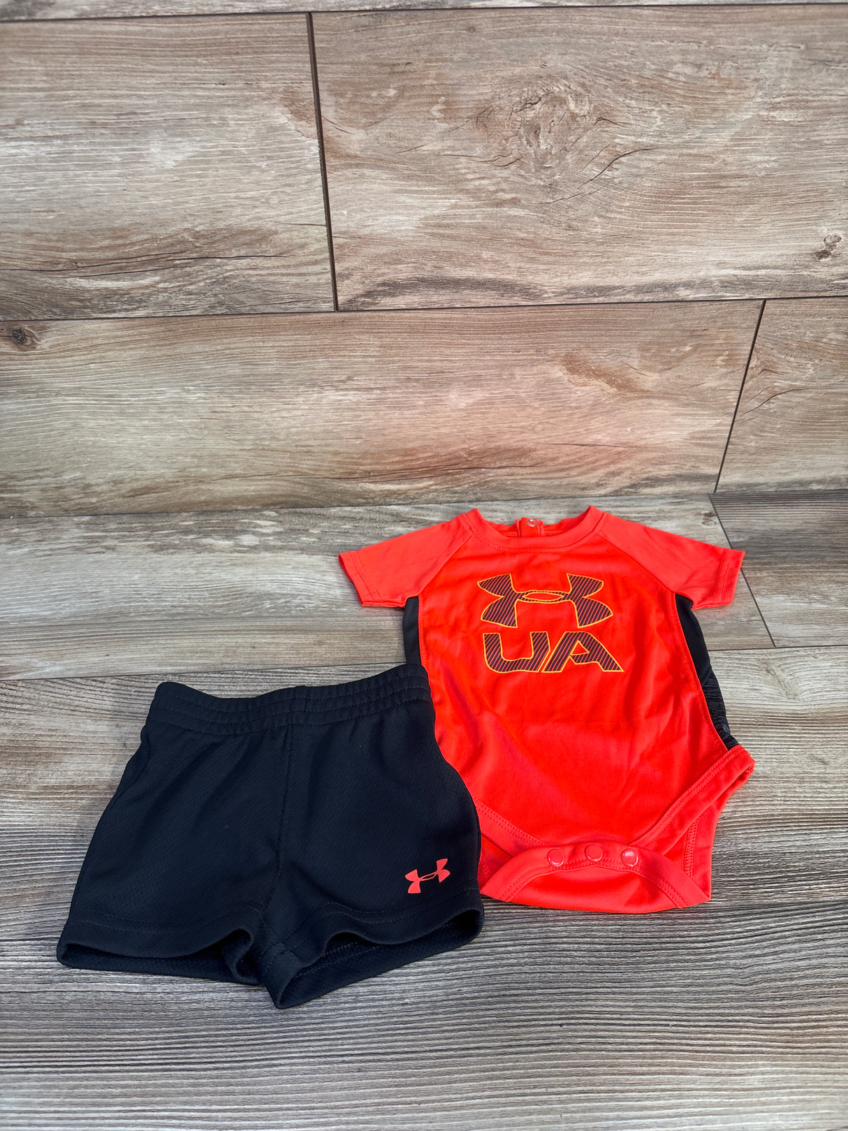 Under Armour 2pc Bodysuit & Shorts Set Orange sz 0/3m