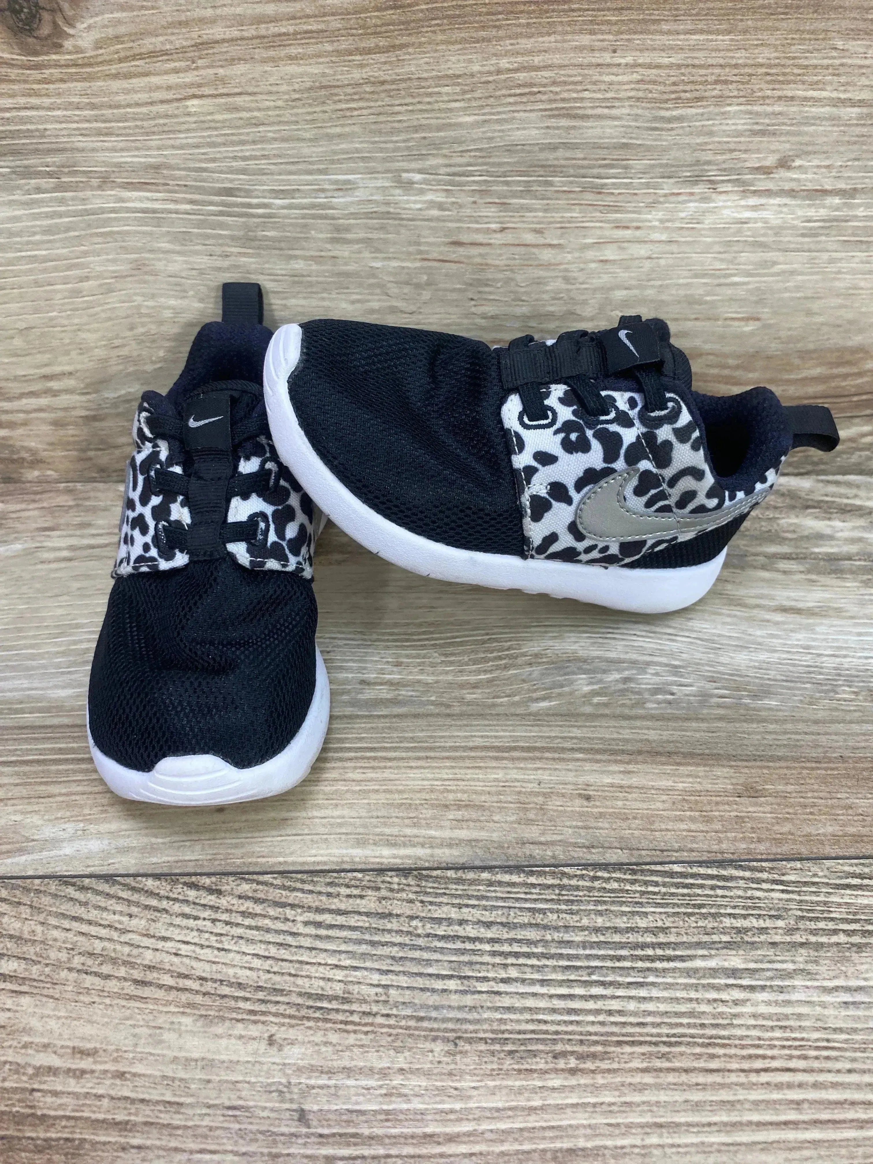 Nike roshe black and white print best sale