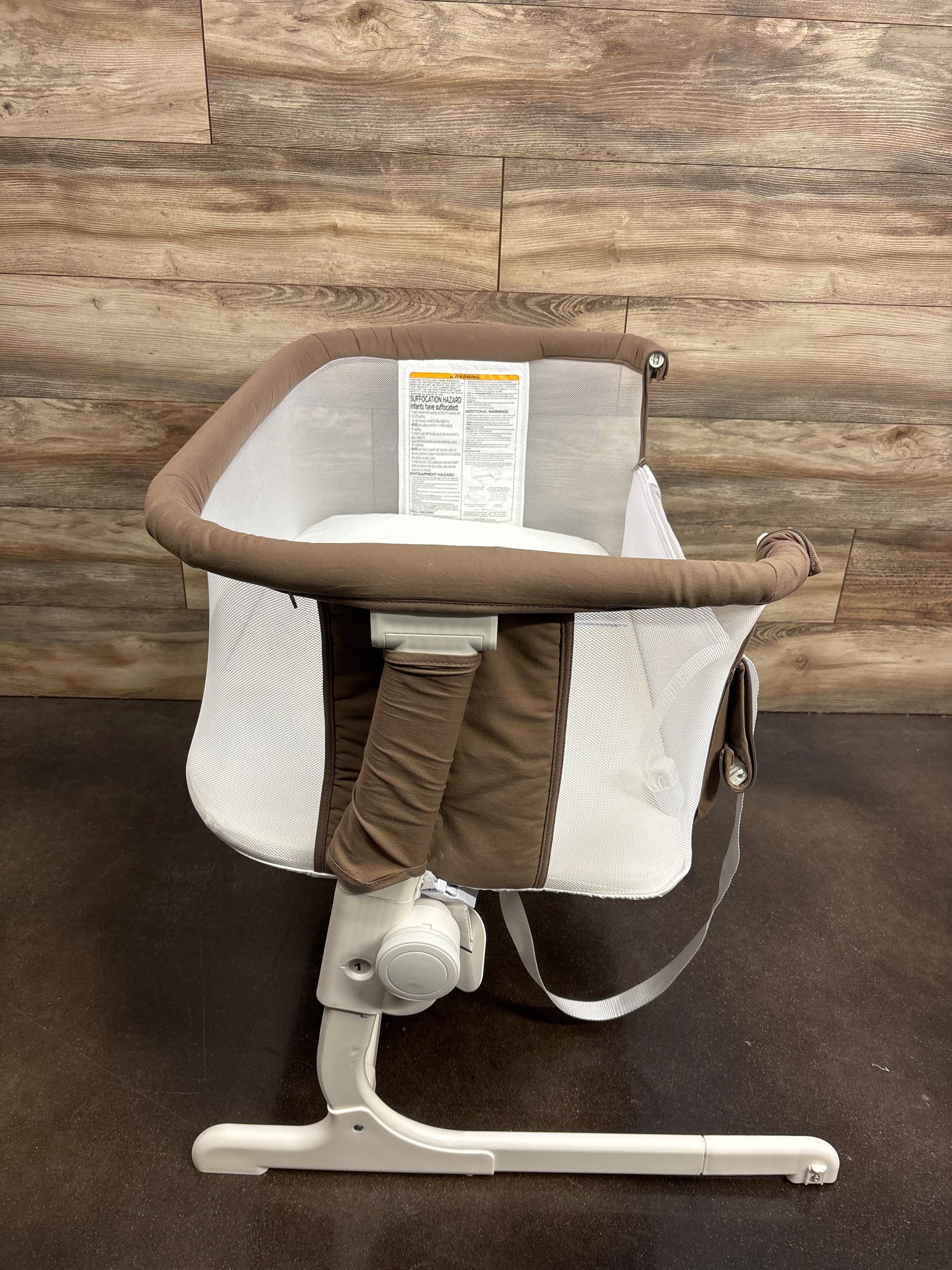 Baby Delight Beside Me Dreamer Bedside Bassinet in Mocha