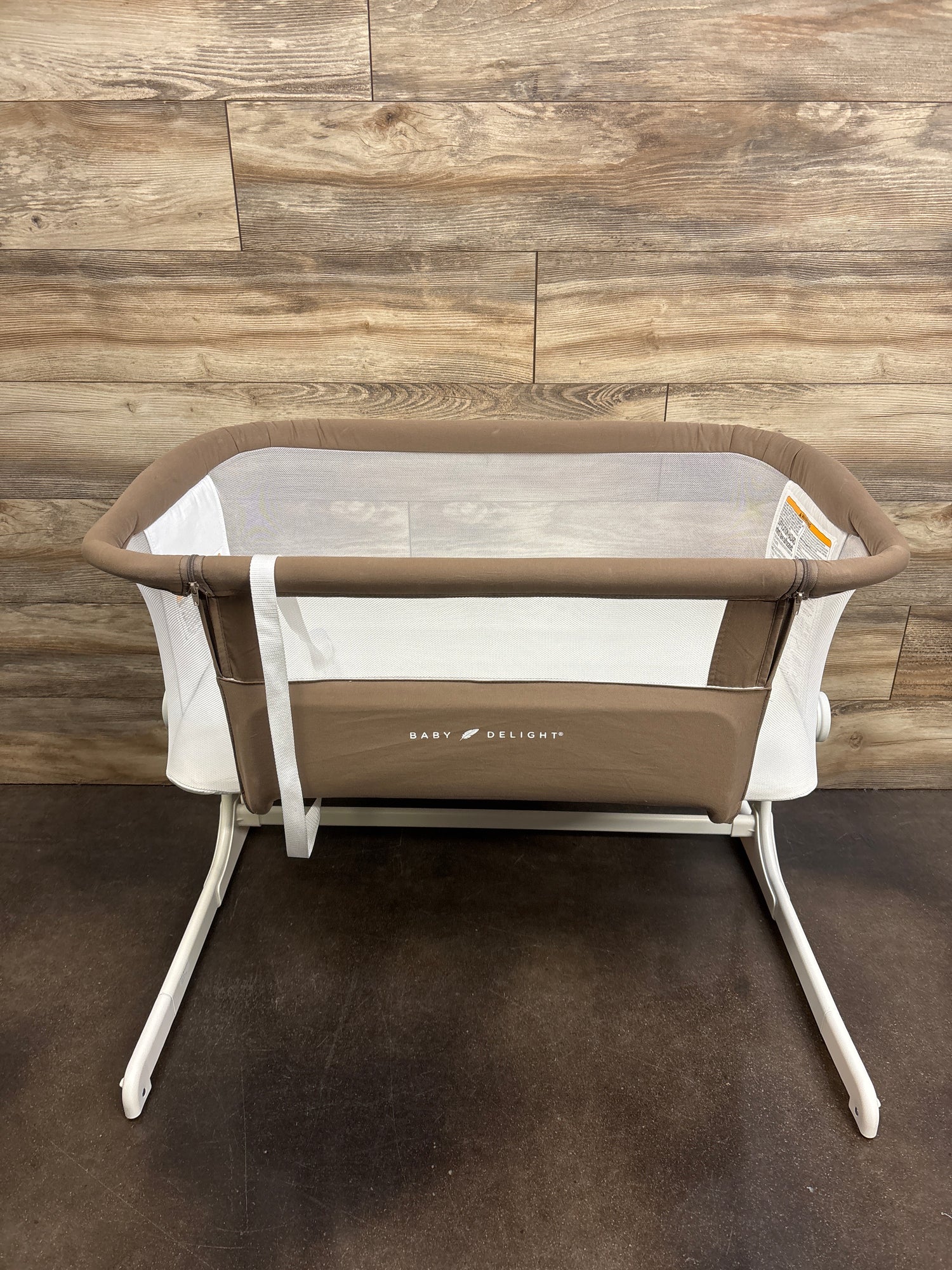 Baby Delight Beside Me Dreamer Bedside Bassinet in Mocha