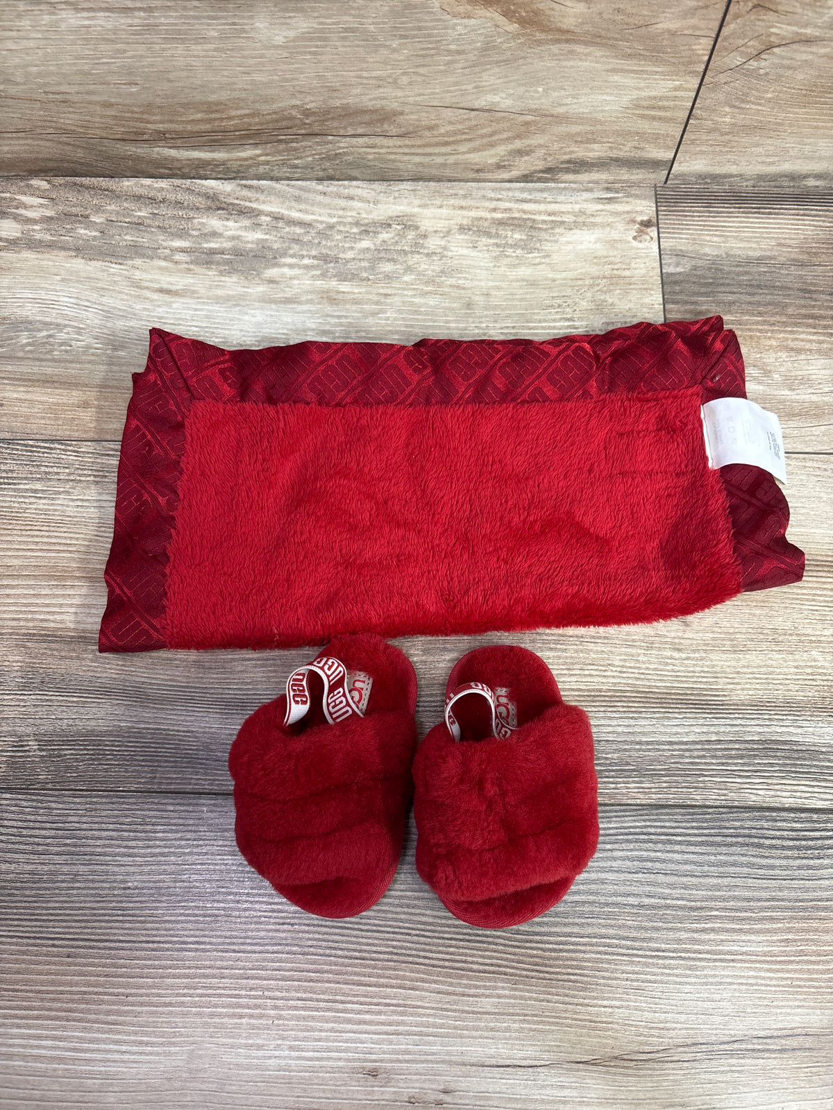 UGG 2pc Fluff Yeah Slides & Baby Blanket in Red sz 4/5c