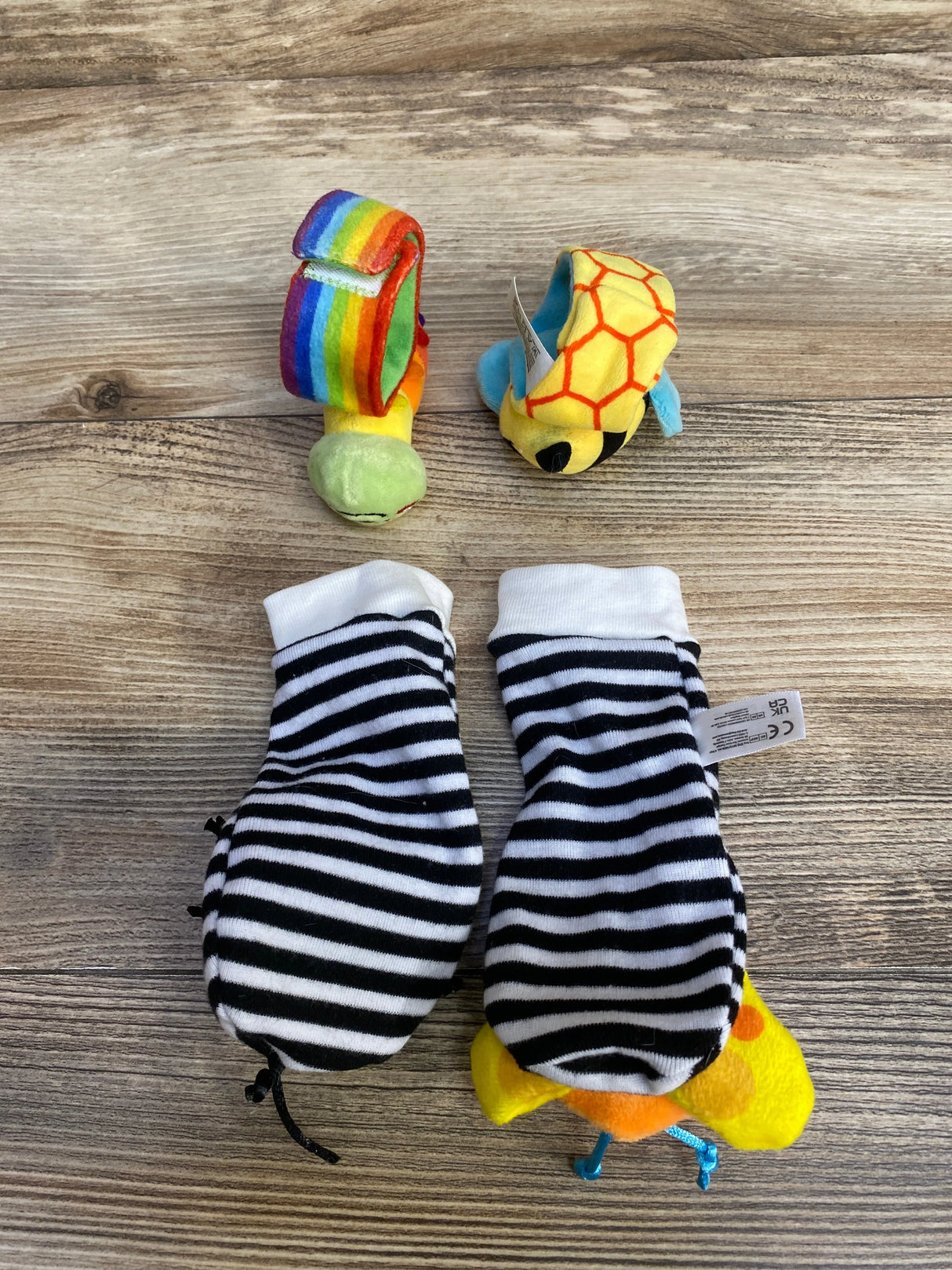 Infinno Baby Wrist Rattle Socks and Foot Finder Set