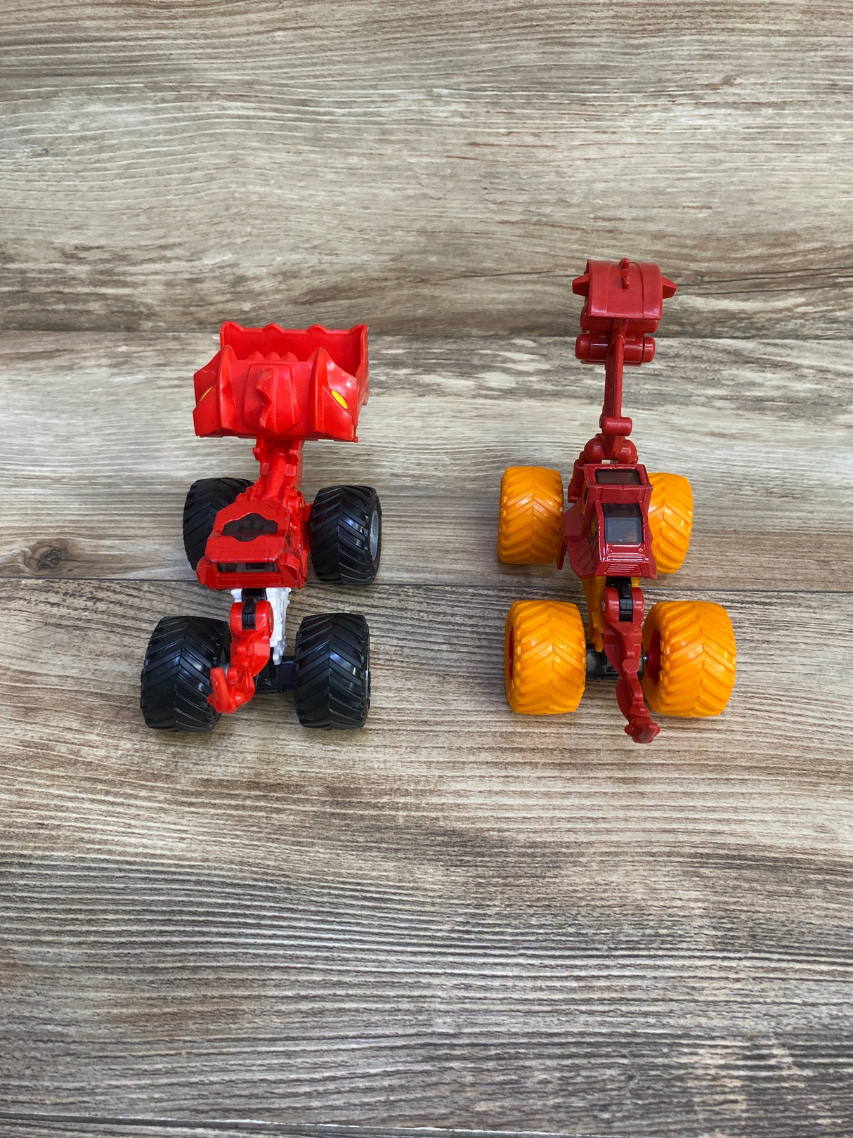 Monster Jam Scoopz & Dirt Squad Dugg Medieval Monster Trucks 1:64 Scale