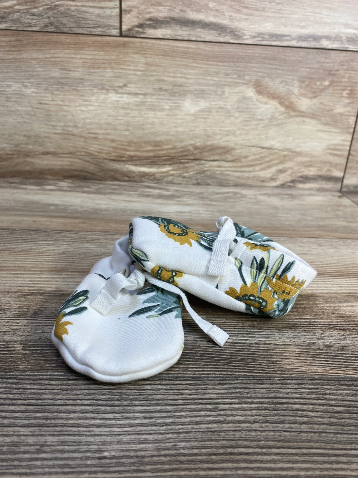 Kate Quinn Tie Booties, White sz 12-18m