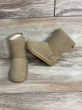 Beige toddler winter boots with faux fur lining on wood floor