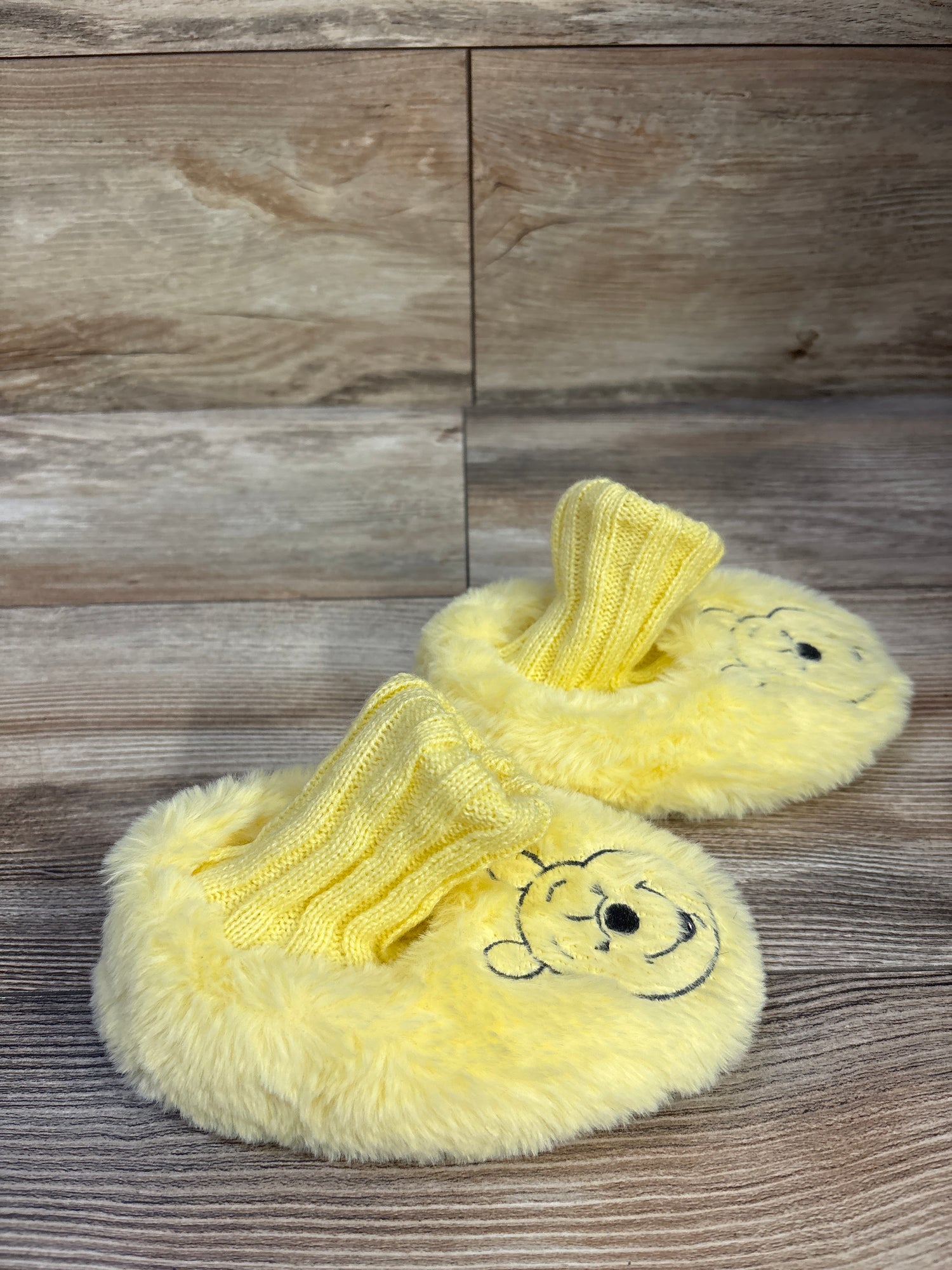Winnie The Pooh Slippers Yellow sz 9/10c