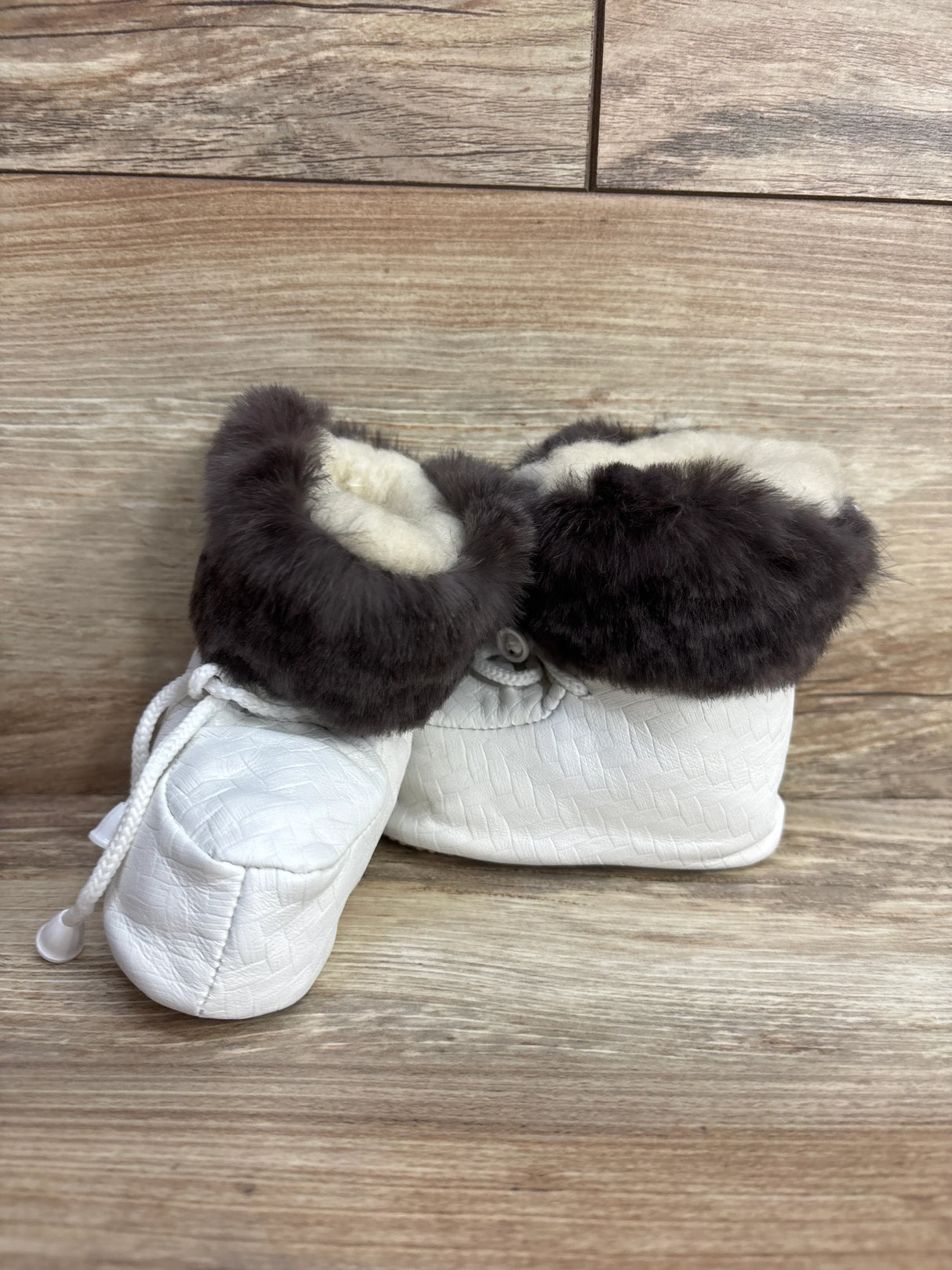Faux Fur Soft Sole Boots White sz 2/3c