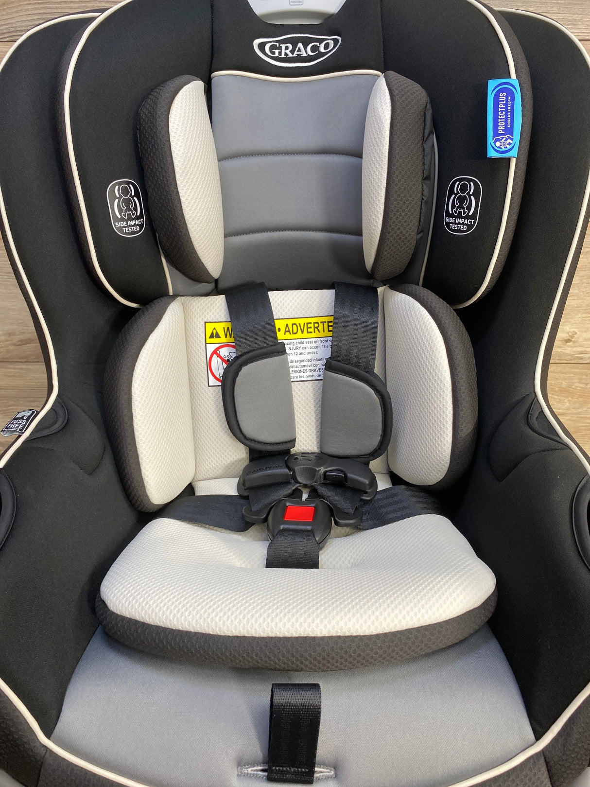 NEW Graco Extend2Fit Convertible Car Seat in Gotham
