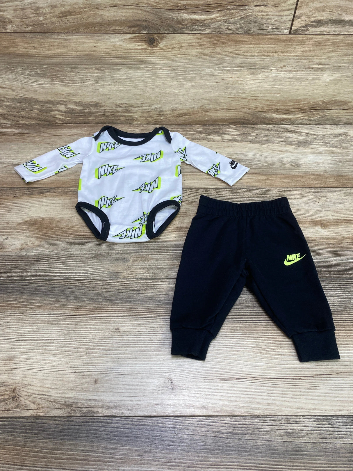 Nike 2pc Logo Bodysuit & Pants White sz Newborn